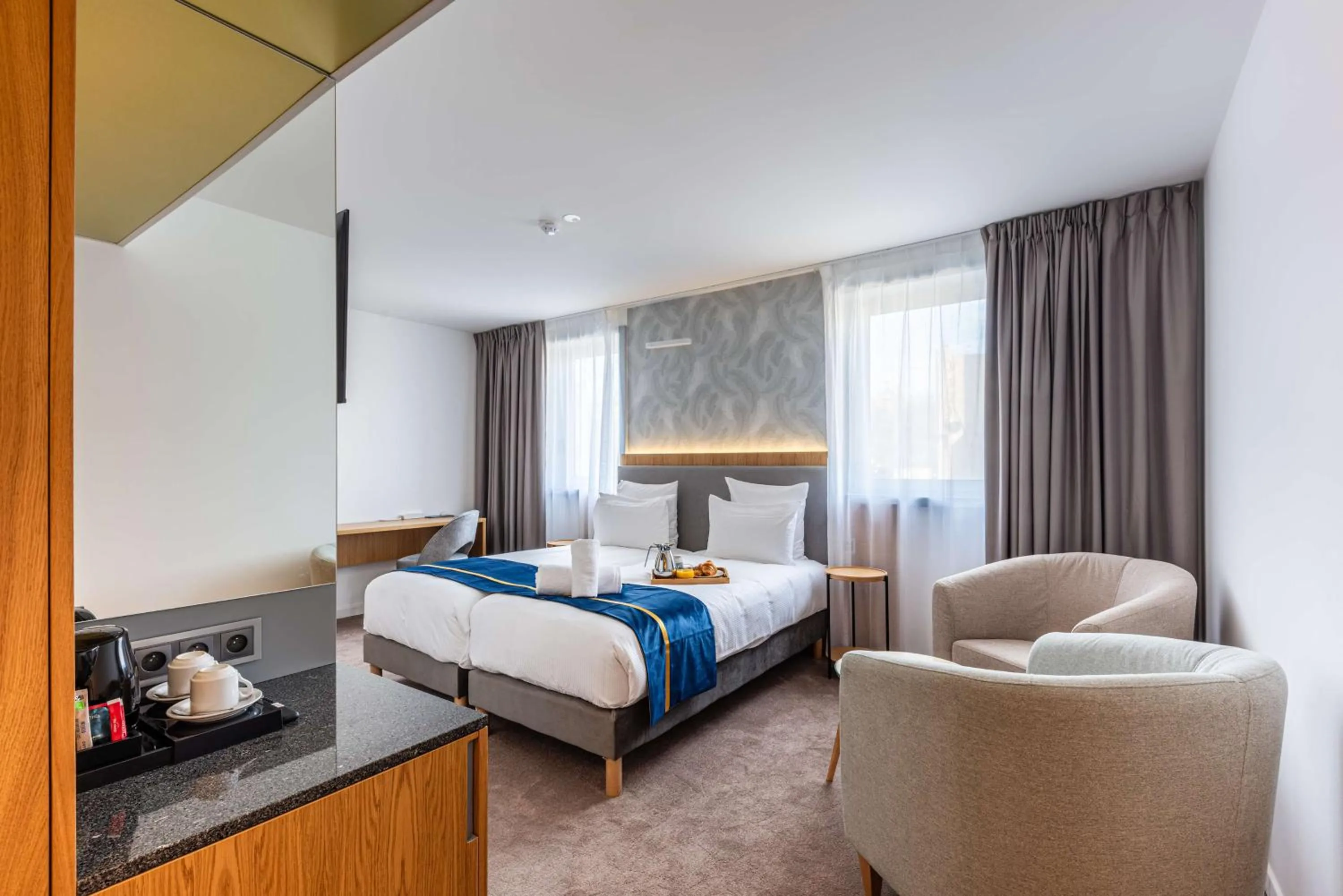 Bedroom, Bed in Brit Hotel Privilège Paris Rosny-sous-Bois