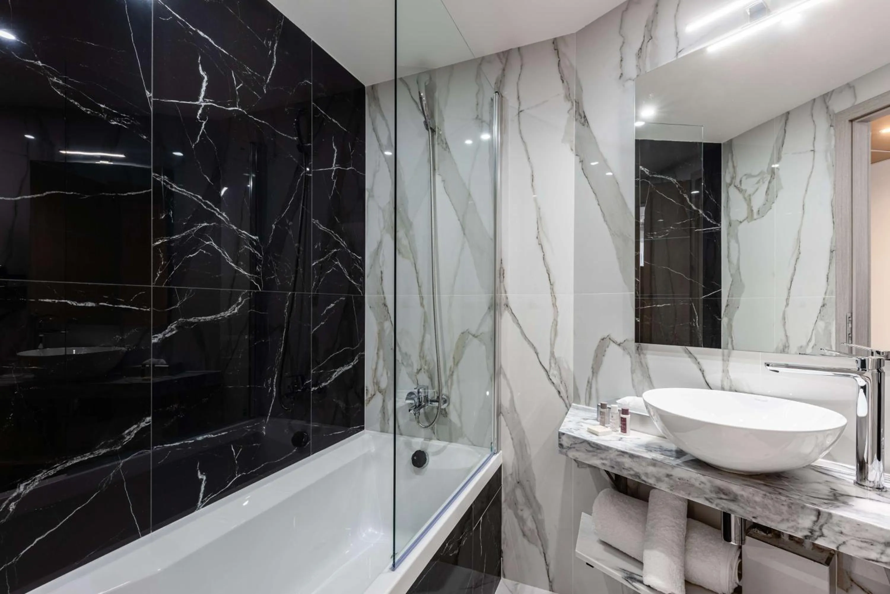 Bathroom in Brit Hotel Privilège Paris Rosny-sous-Bois