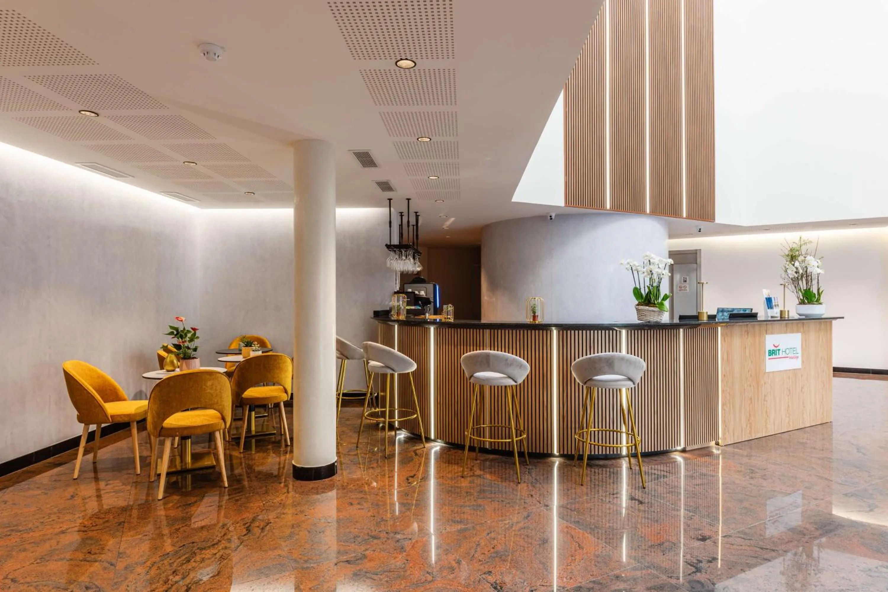 Lobby or reception in Brit Hotel Privilège Paris Rosny-sous-Bois