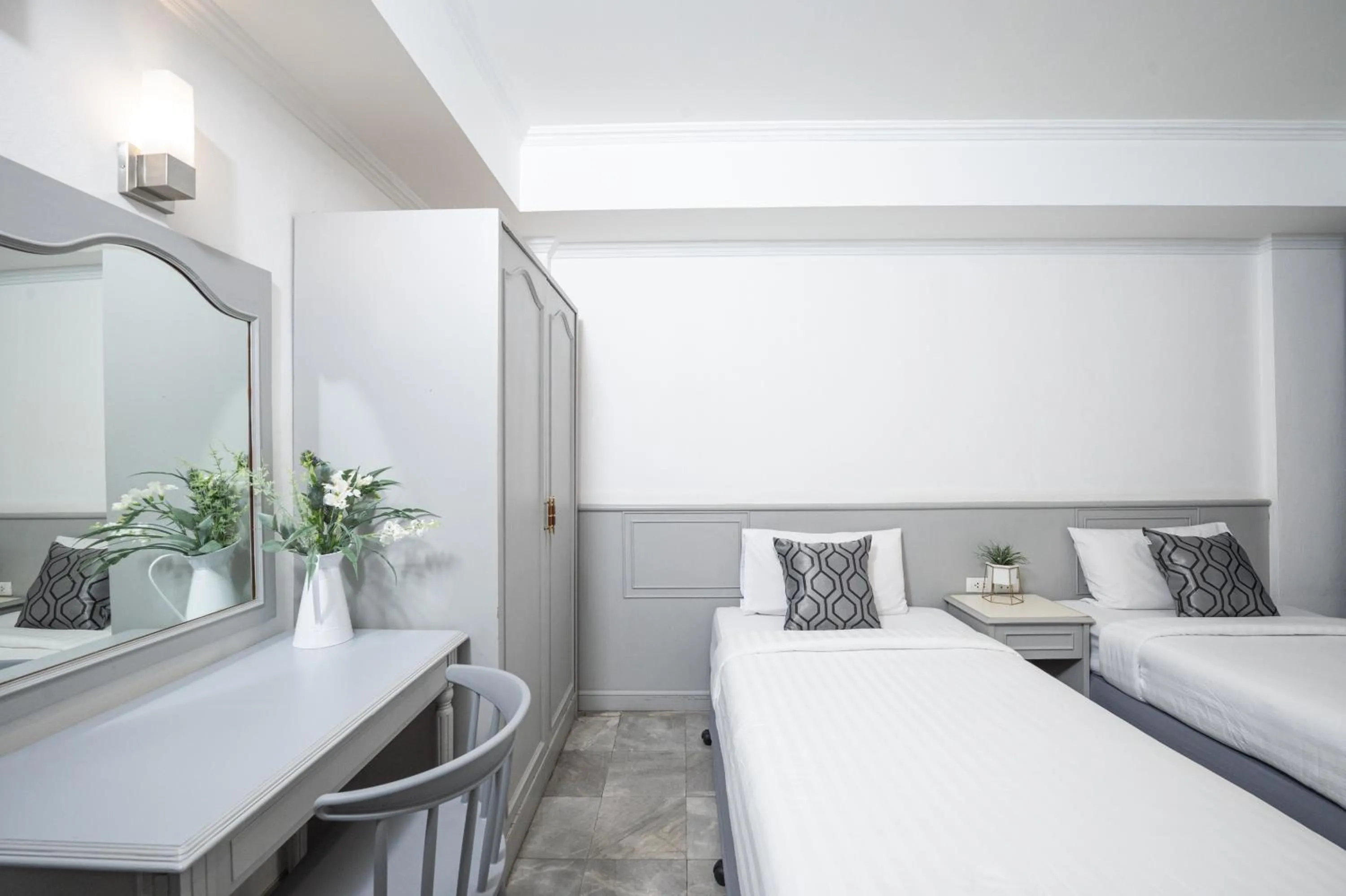 Seating area, Bed in Chaipat Hotel