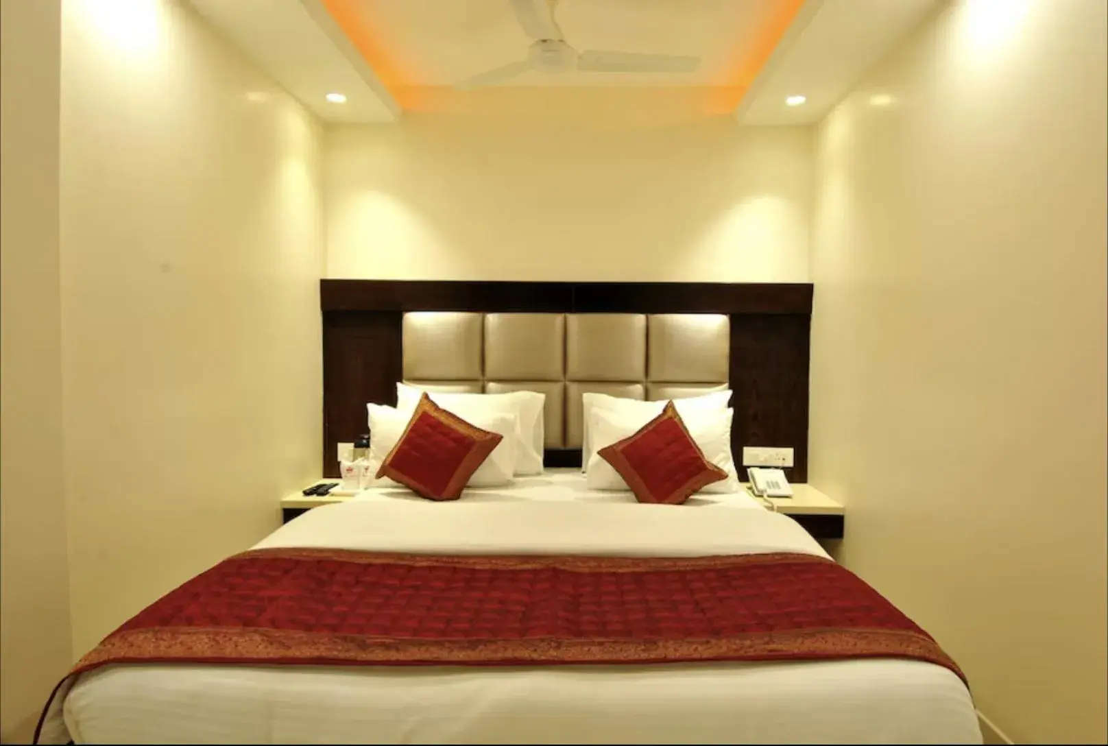 Deluxe Double Room in Hotel Sai Miracle - New Delhi Deluxe Double Room in Hotel Sai Miracle - New Delhi