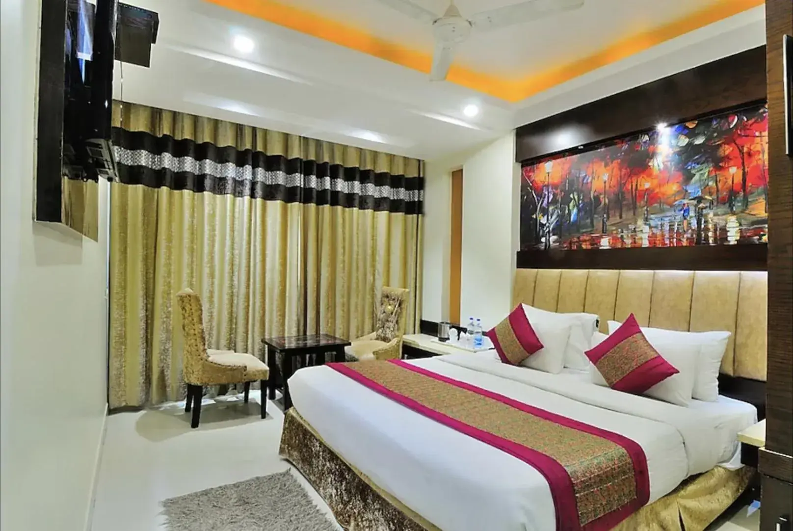 Superior King Room in Hotel Sai Miracle - New Delhi Superior King Room in Hotel Sai Miracle - New Delhi