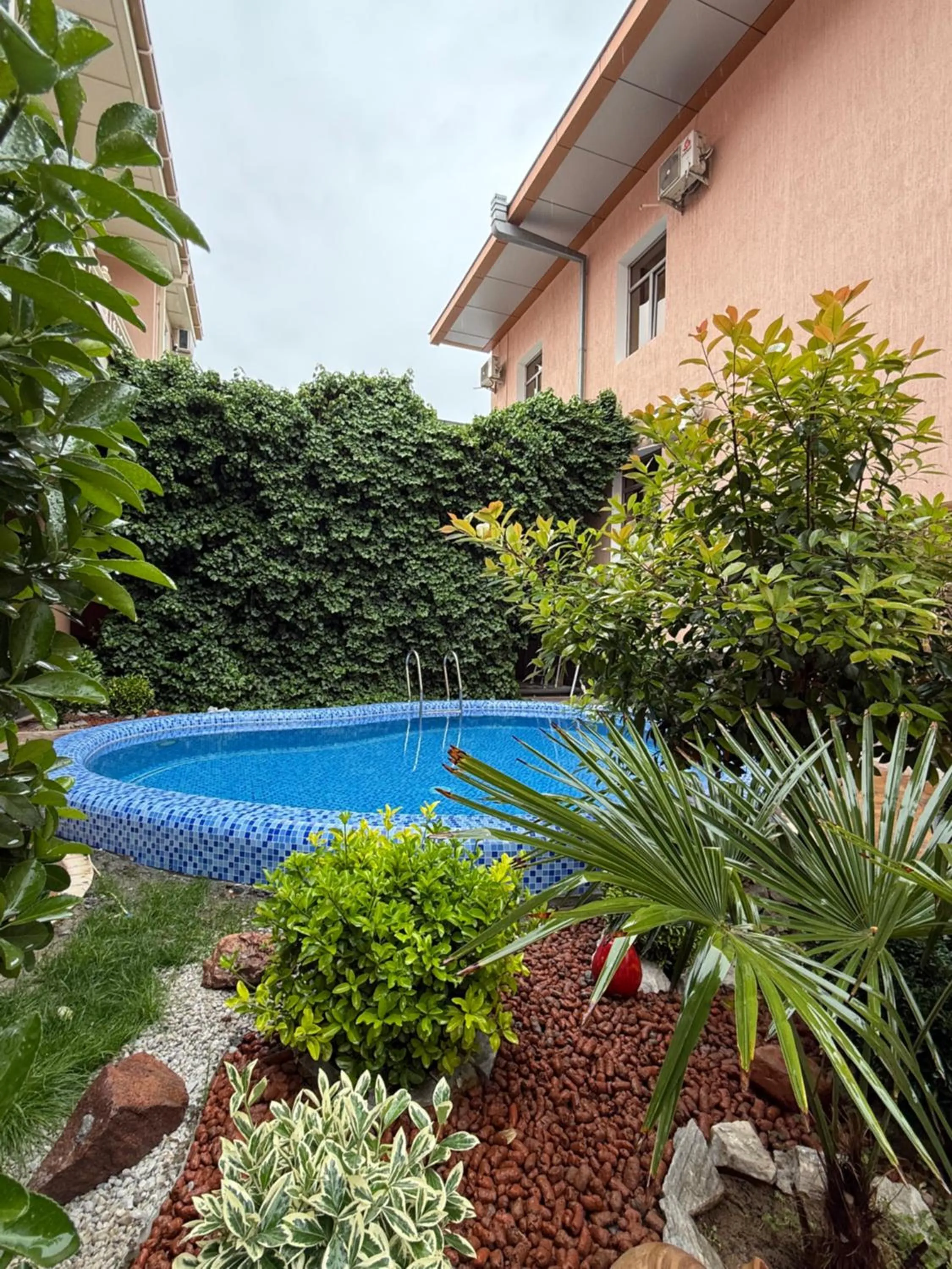 Pool view in Hotel Billuri Sitora