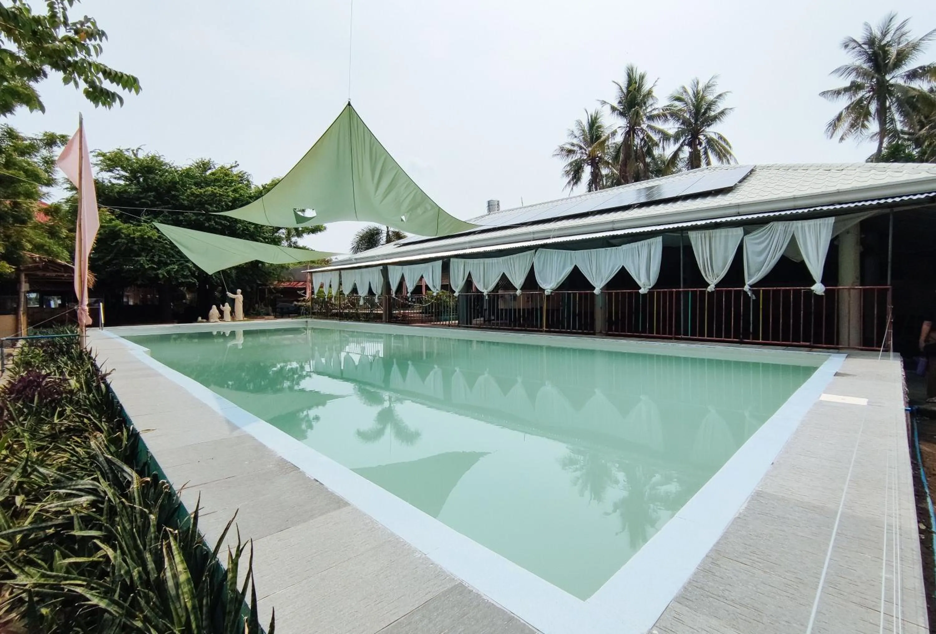 Swimming pool in Iloilo Paraw Beach Resort