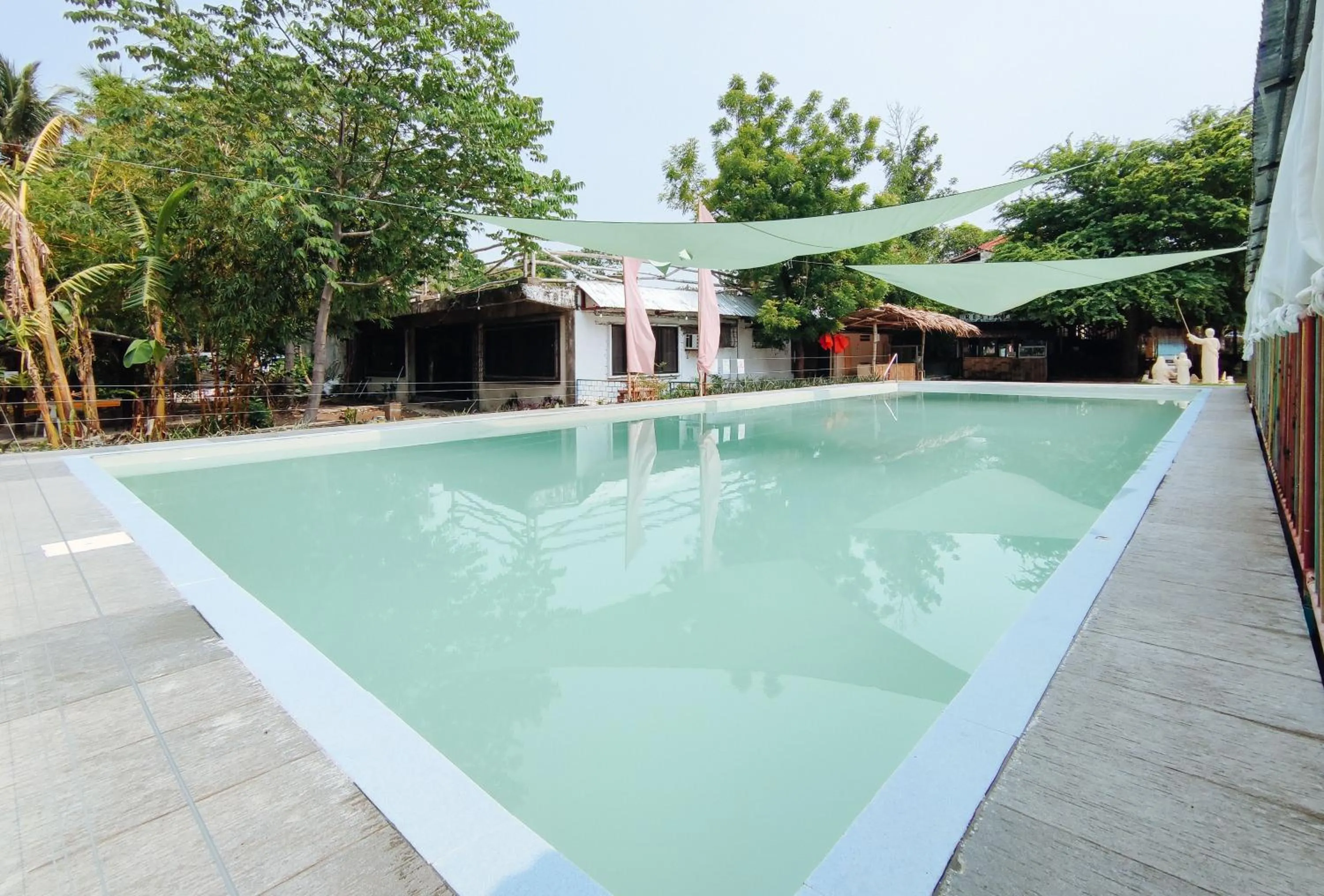Swimming pool in Iloilo Paraw Beach Resort