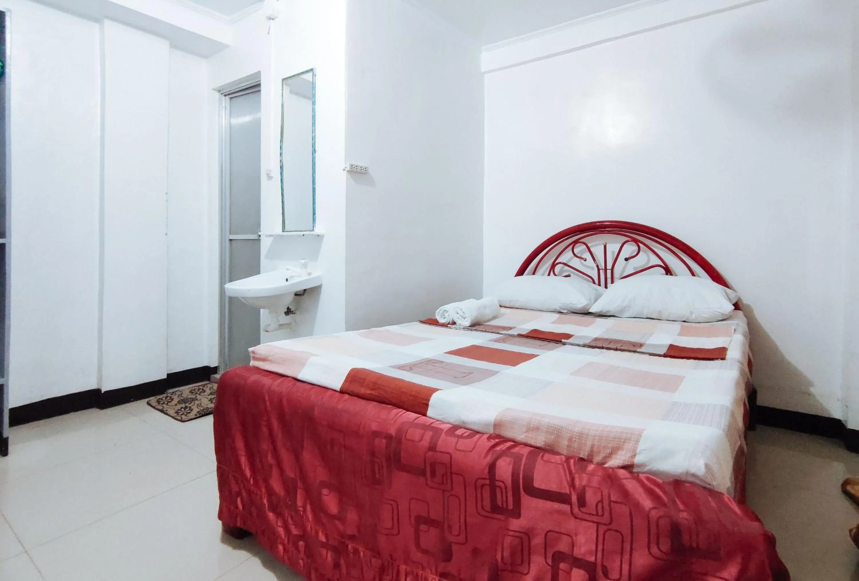 Bed in Iloilo Paraw Beach Resort