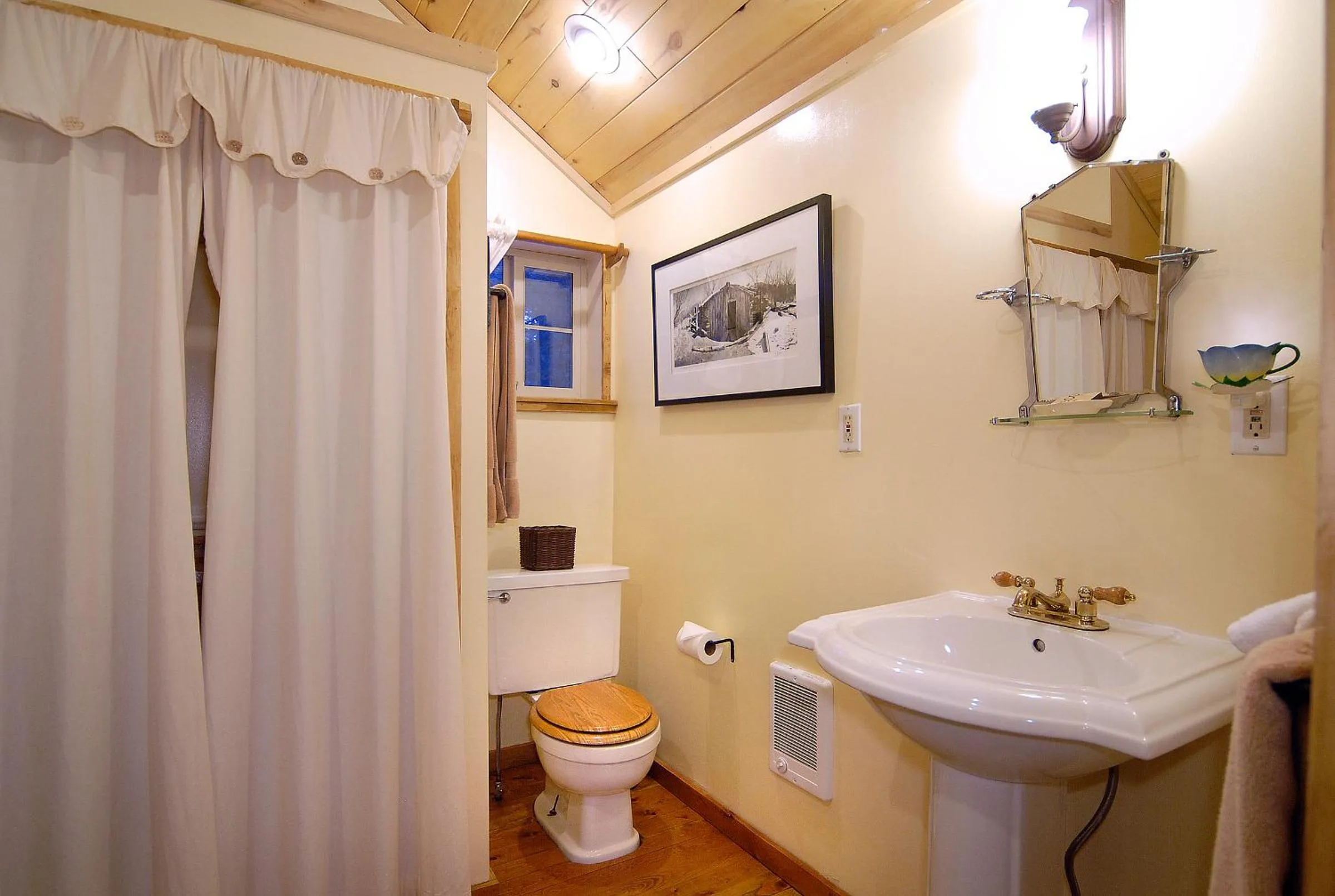 Bathroom in Pioneer Guest Cabins