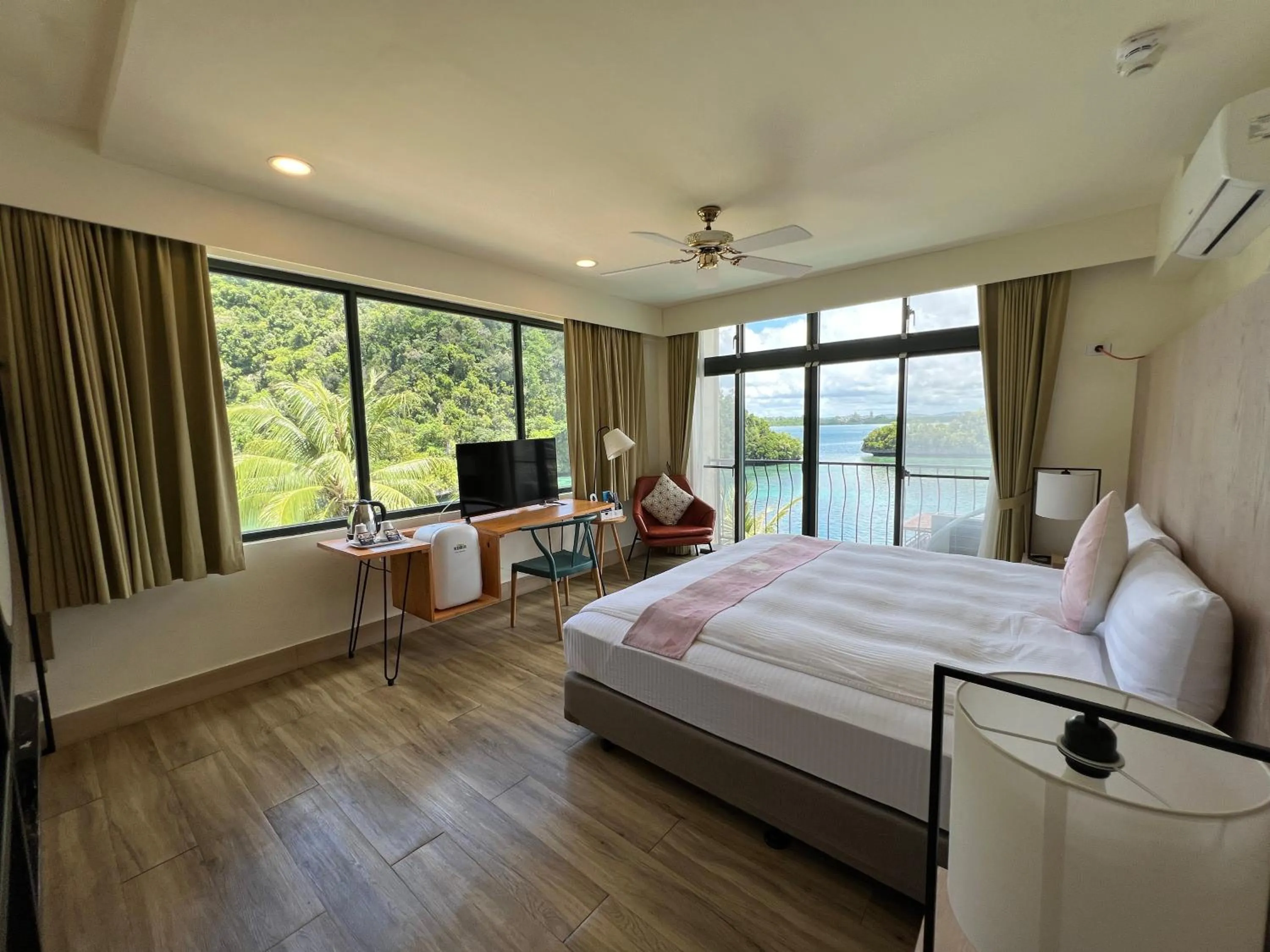 Photo of the whole room, Bed in Sea Passion Hotel