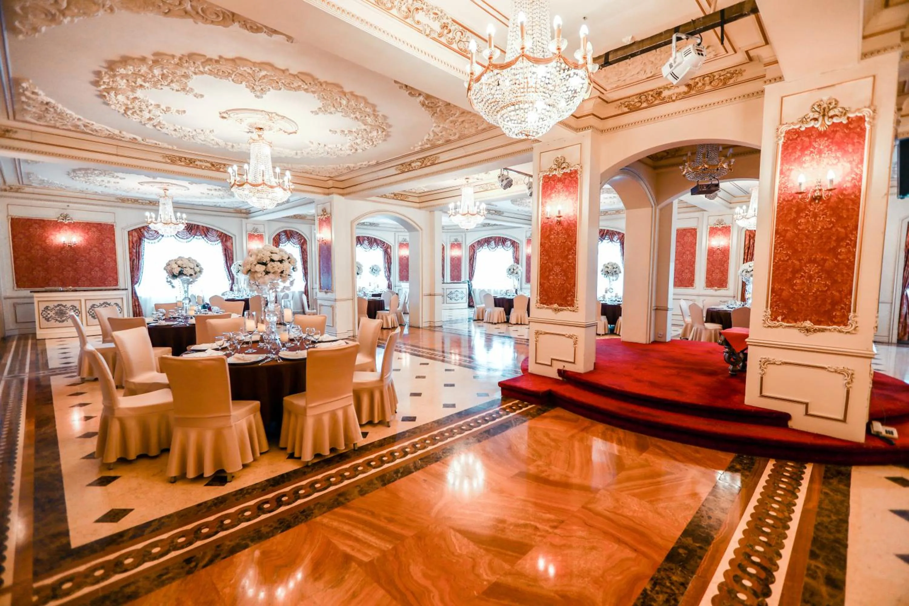 Restaurant/places to eat in Continental Hotel