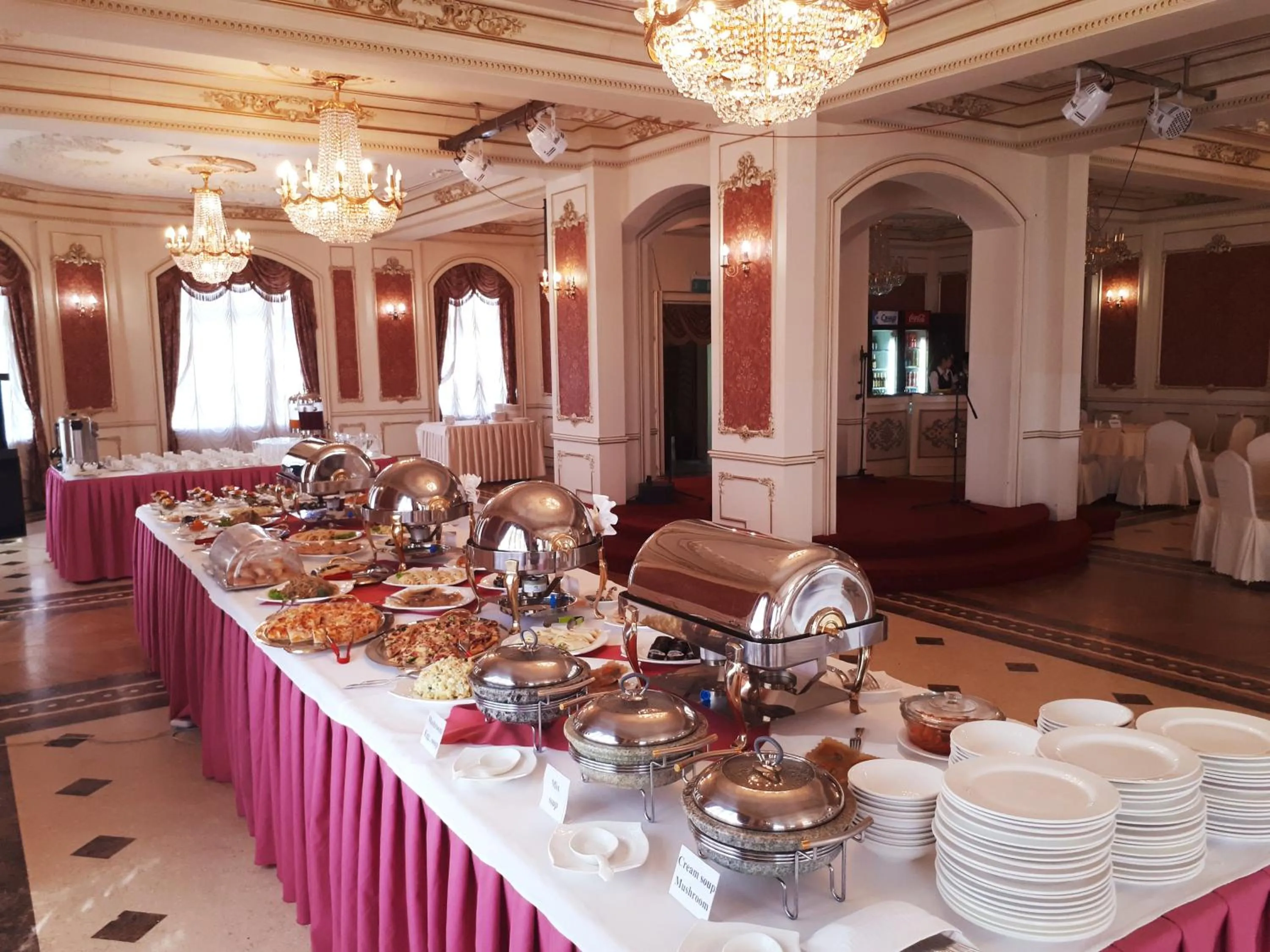 Restaurant/places to eat in Continental Hotel