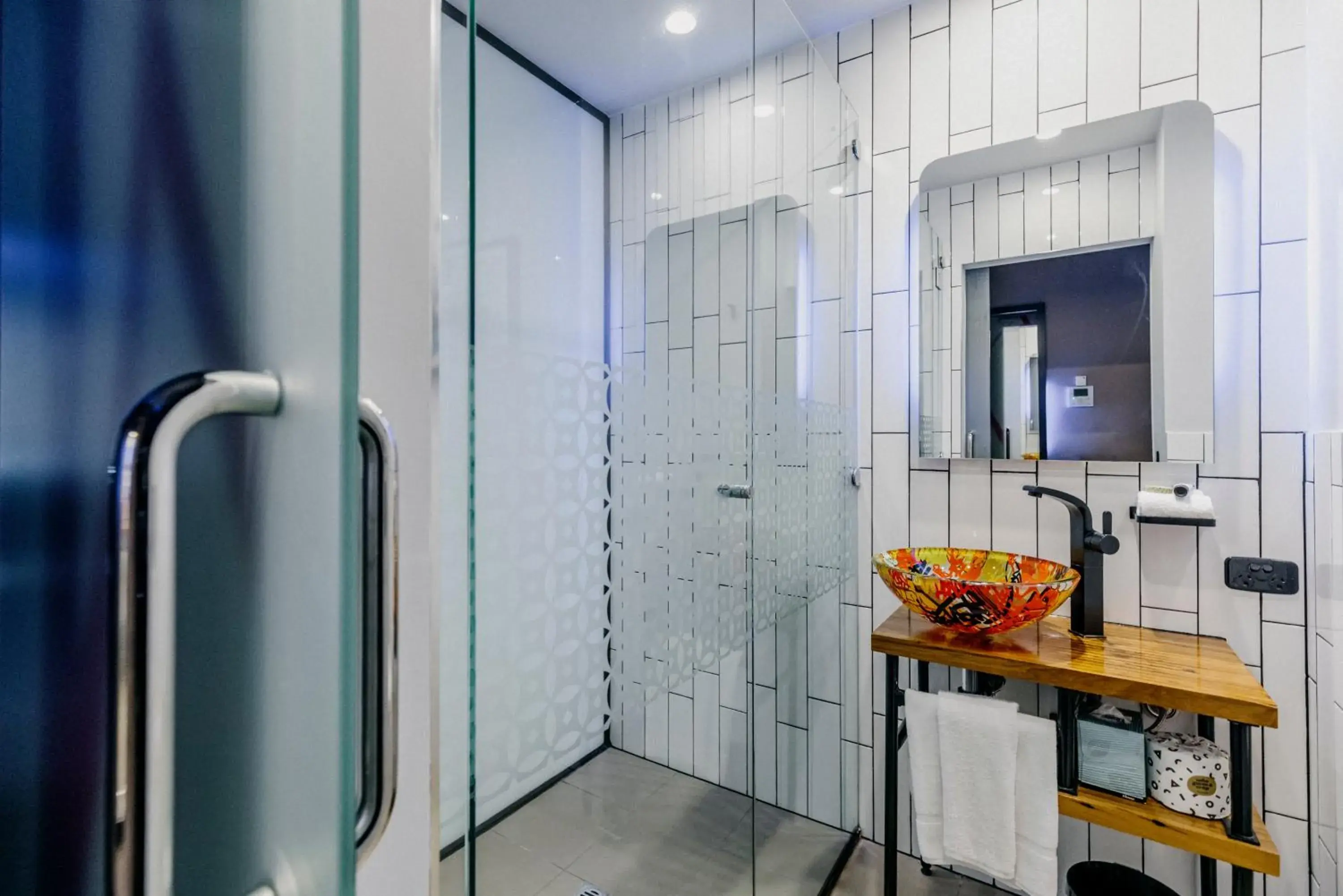 Hotel Queen with Free WIFI in The Constance Fortitude Valley Hotel Queen with Free WIFI in The Constance Fortitude Valley