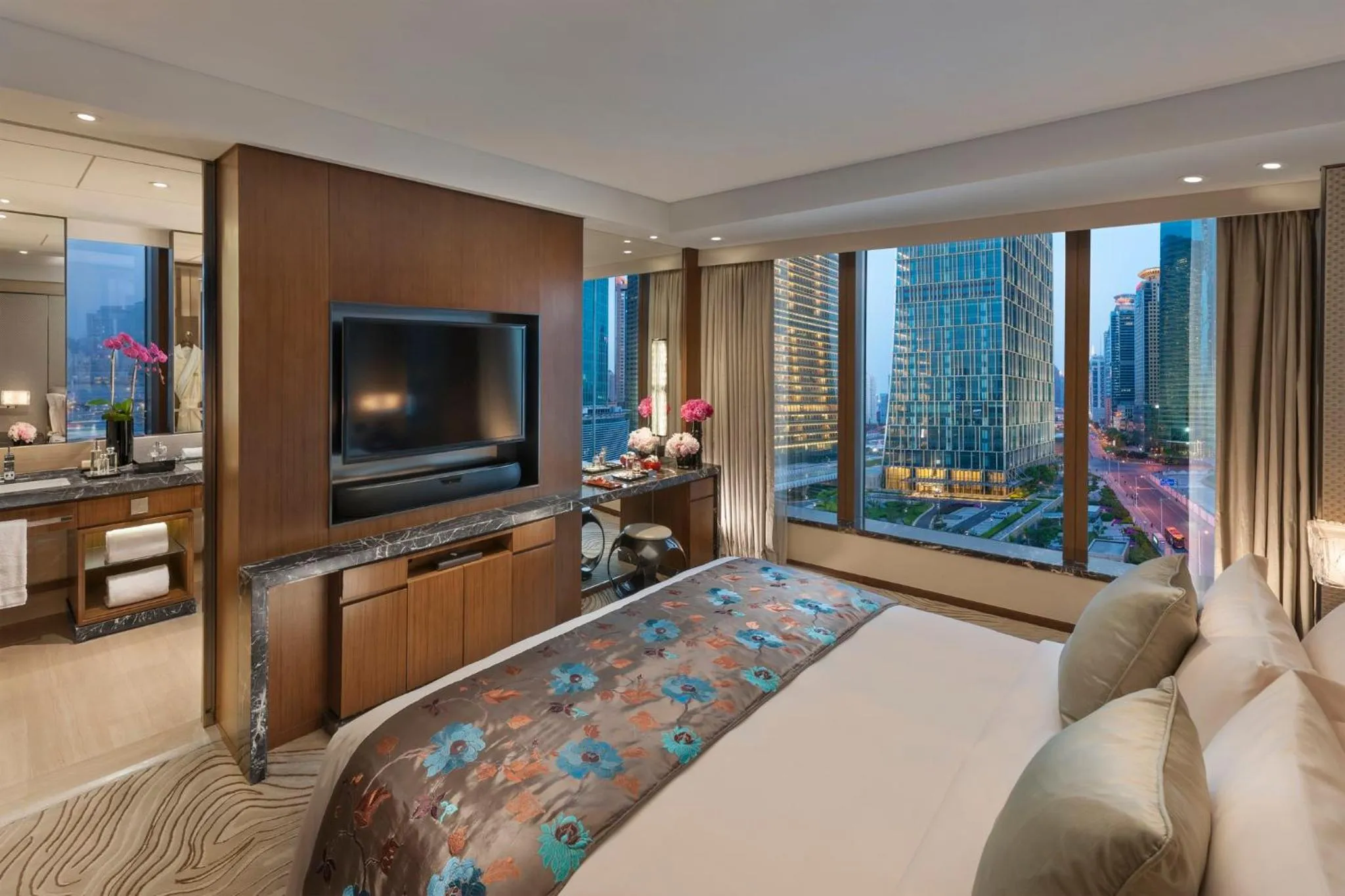 Bedroom, Bed in Mandarin Oriental Pudong, Shanghai