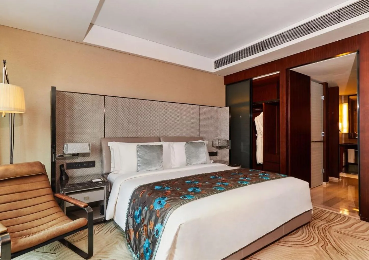 Bedroom, Bed in Mandarin Oriental Pudong, Shanghai