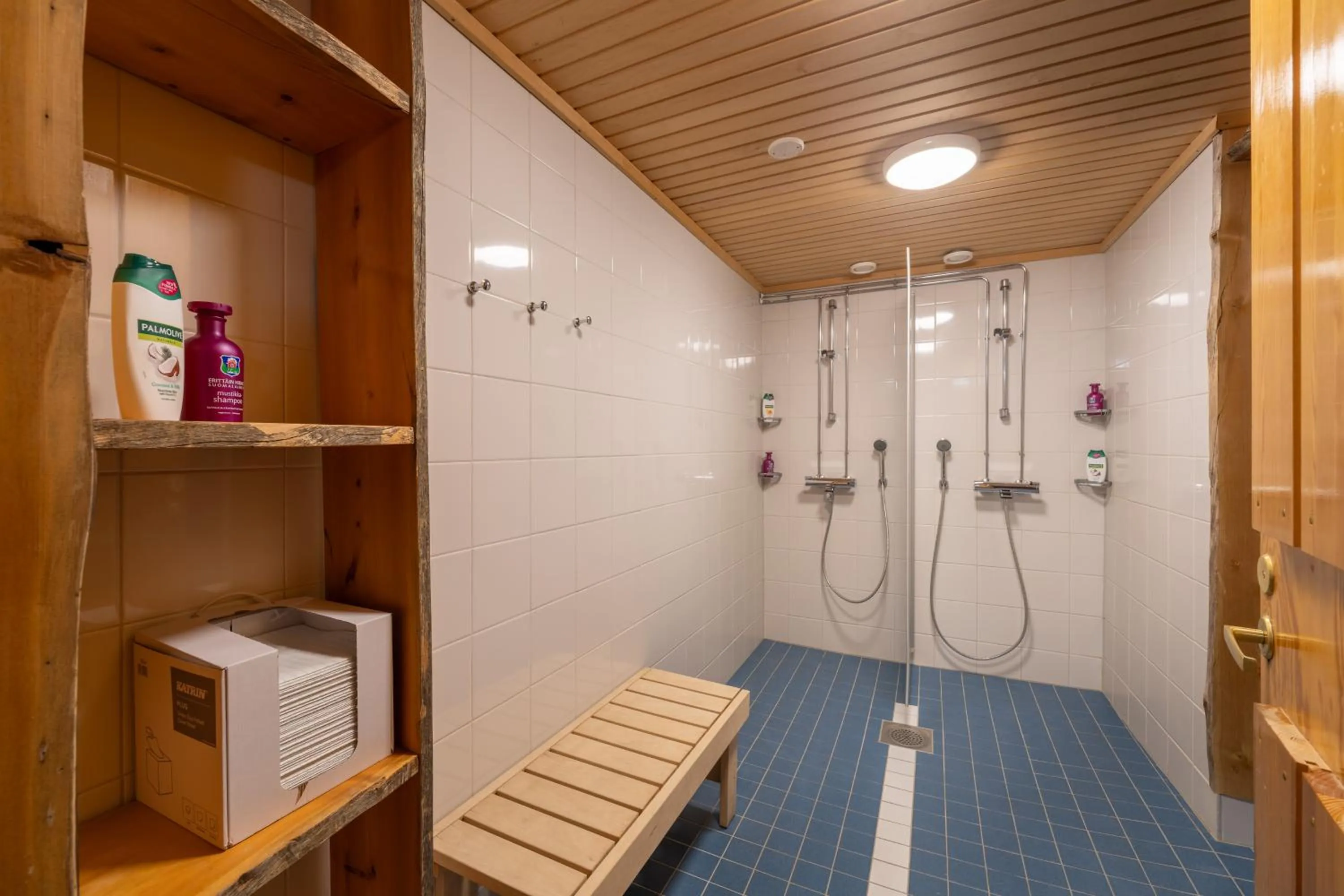Shower in Kuukkeli Log Houses Teerenpesä
