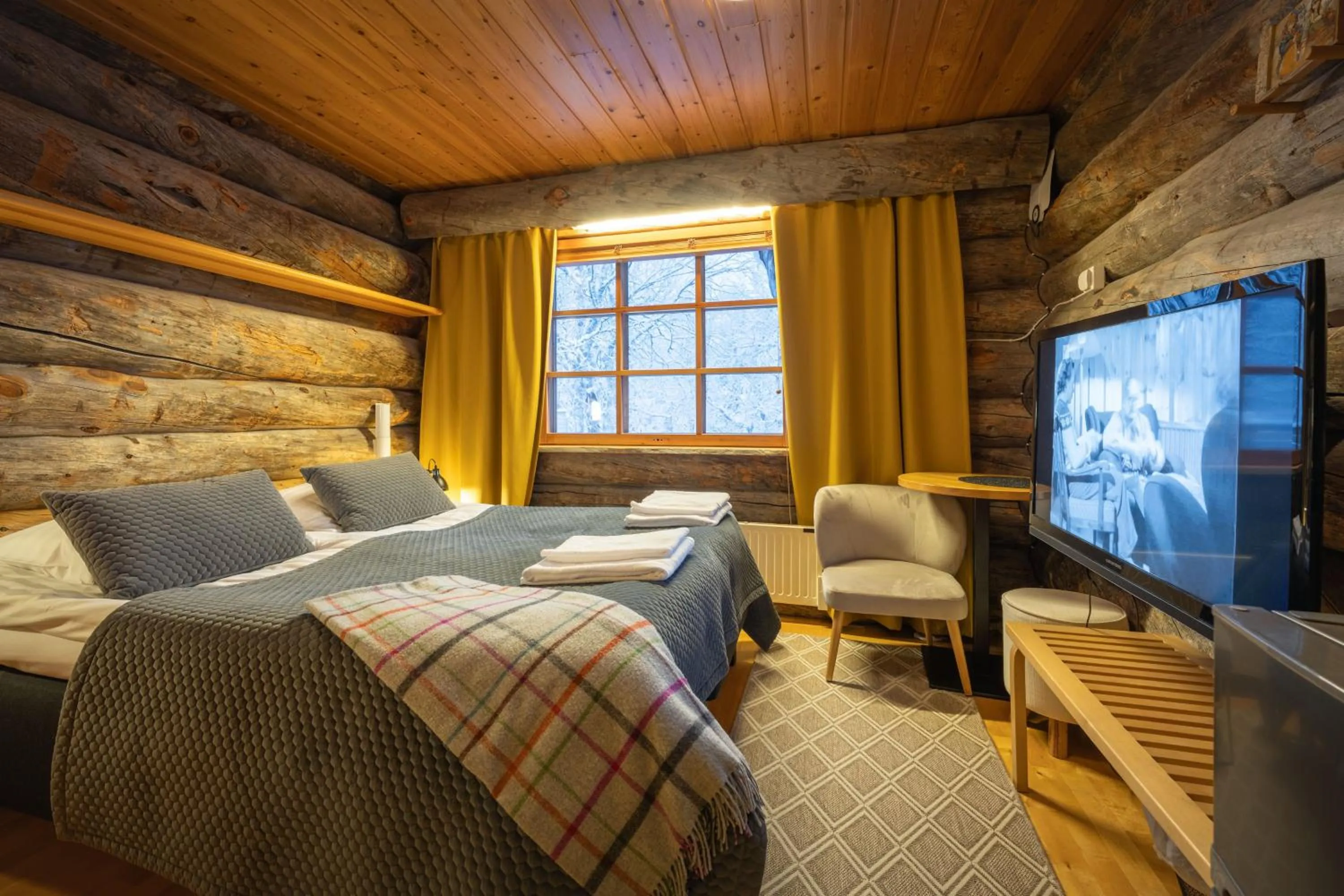 Bed in Kuukkeli Log Houses Teerenpesä