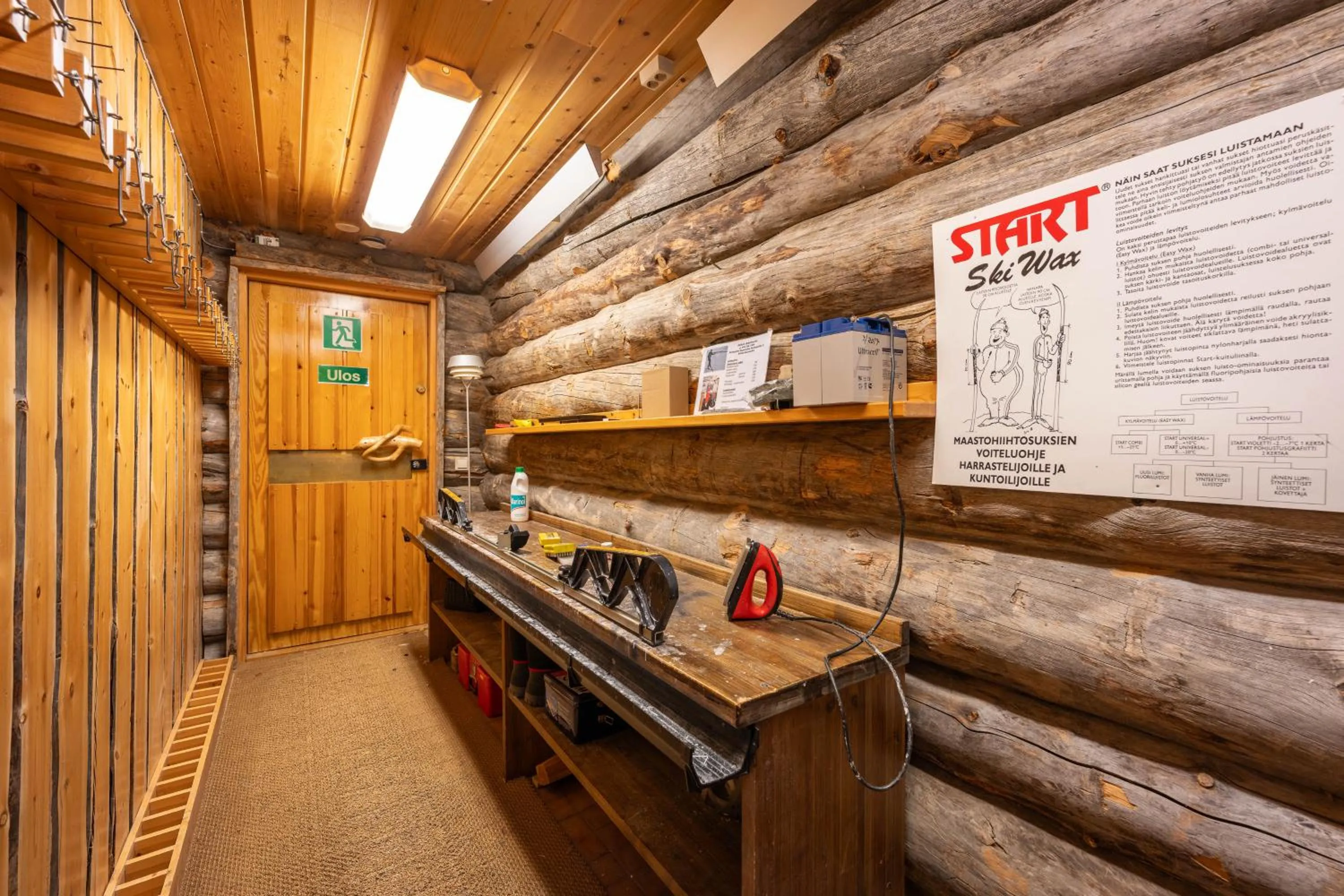 Skiing in Kuukkeli Log Houses Teerenpesä