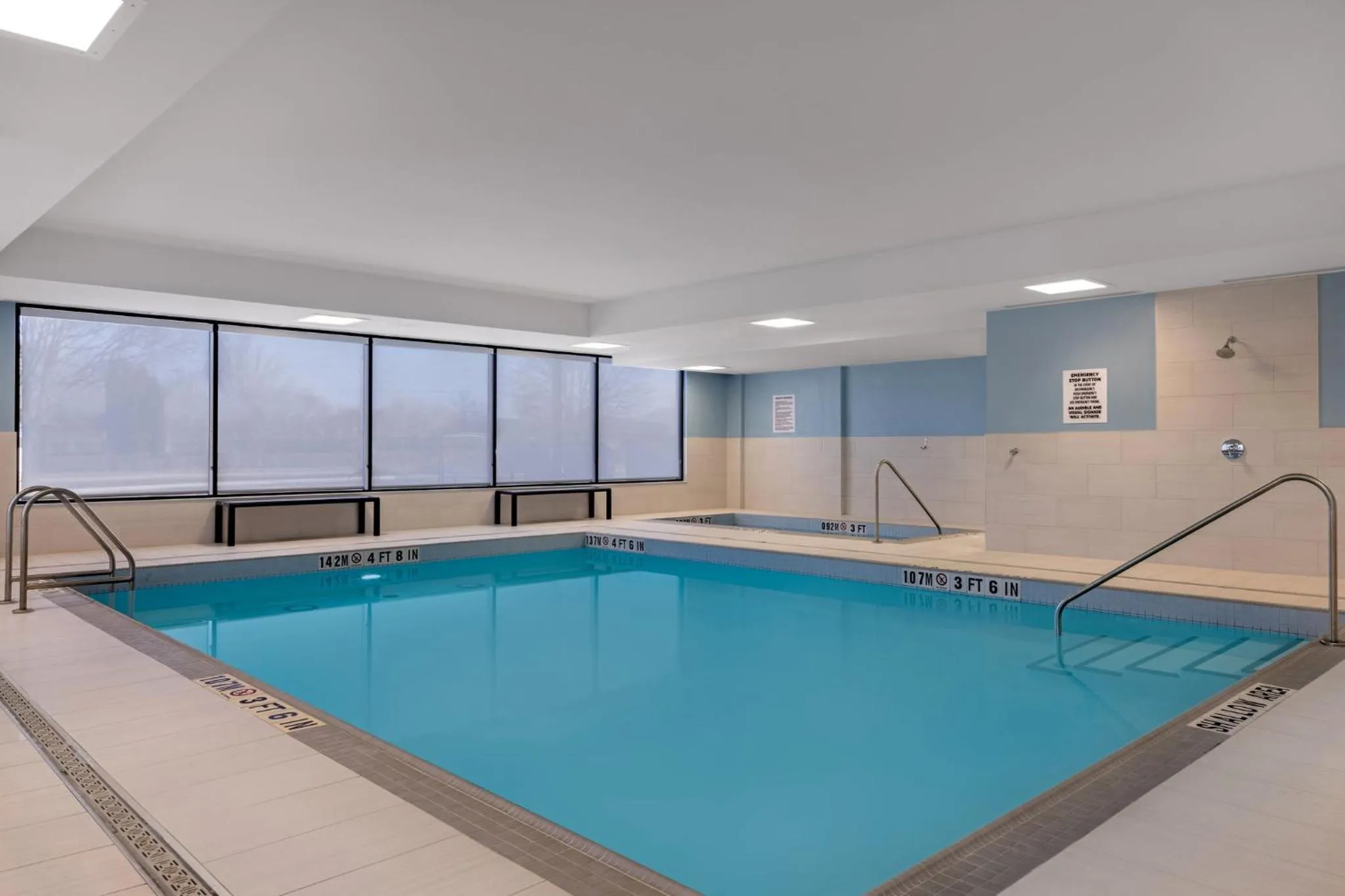 Swimming pool in Holiday Inn Express & Suites St Thomas