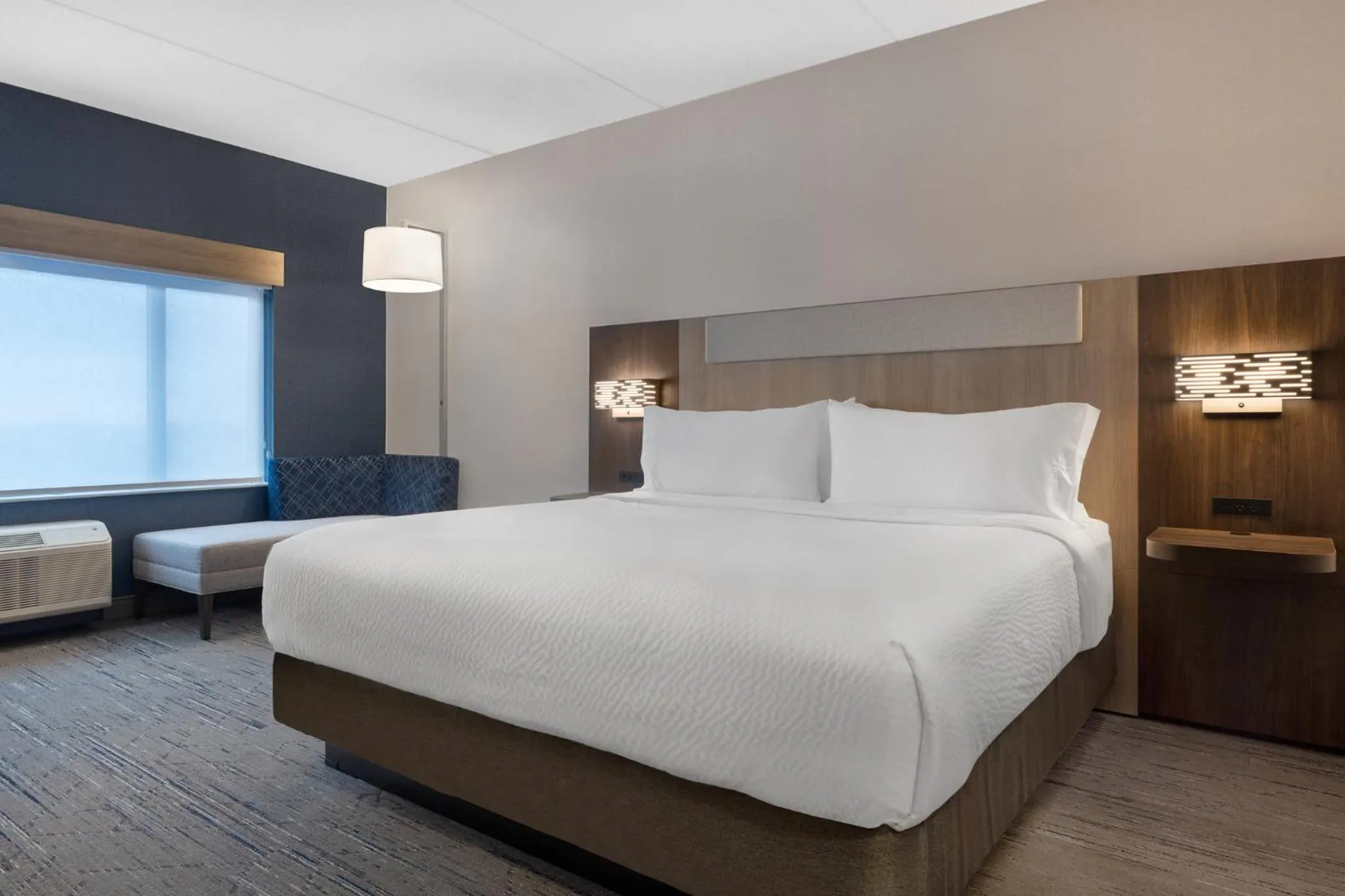 Photo of the whole room, Bed in Holiday Inn Express & Suites St Thomas