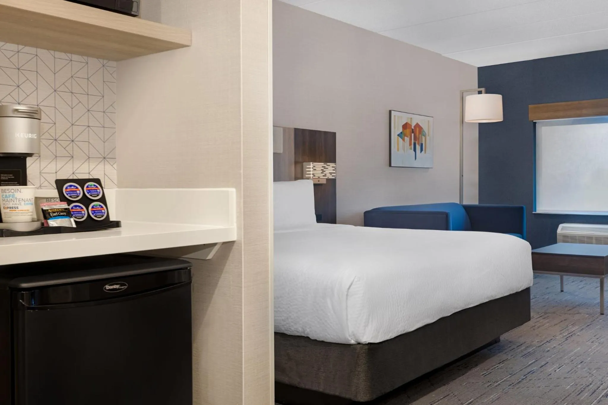 Photo of the whole room, Bed in Holiday Inn Express & Suites St Thomas