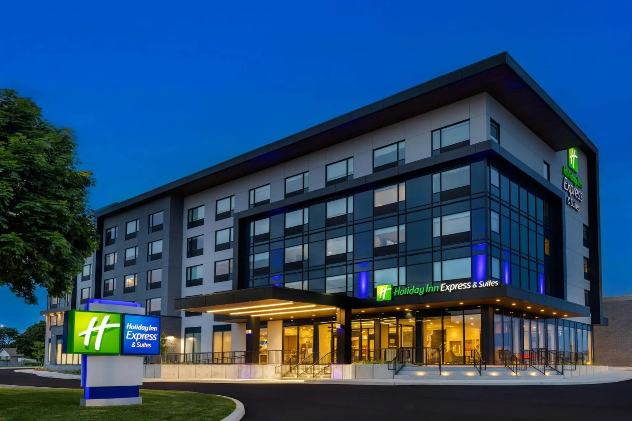Property building in Holiday Inn Express & Suites St Thomas