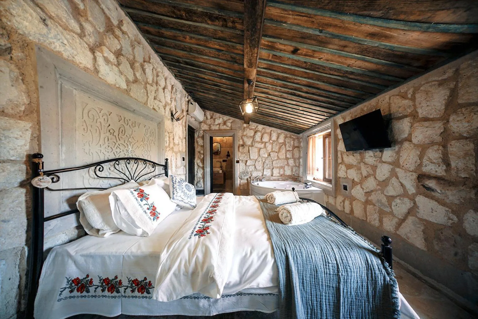 Photo of the whole room in Aysel Inn House