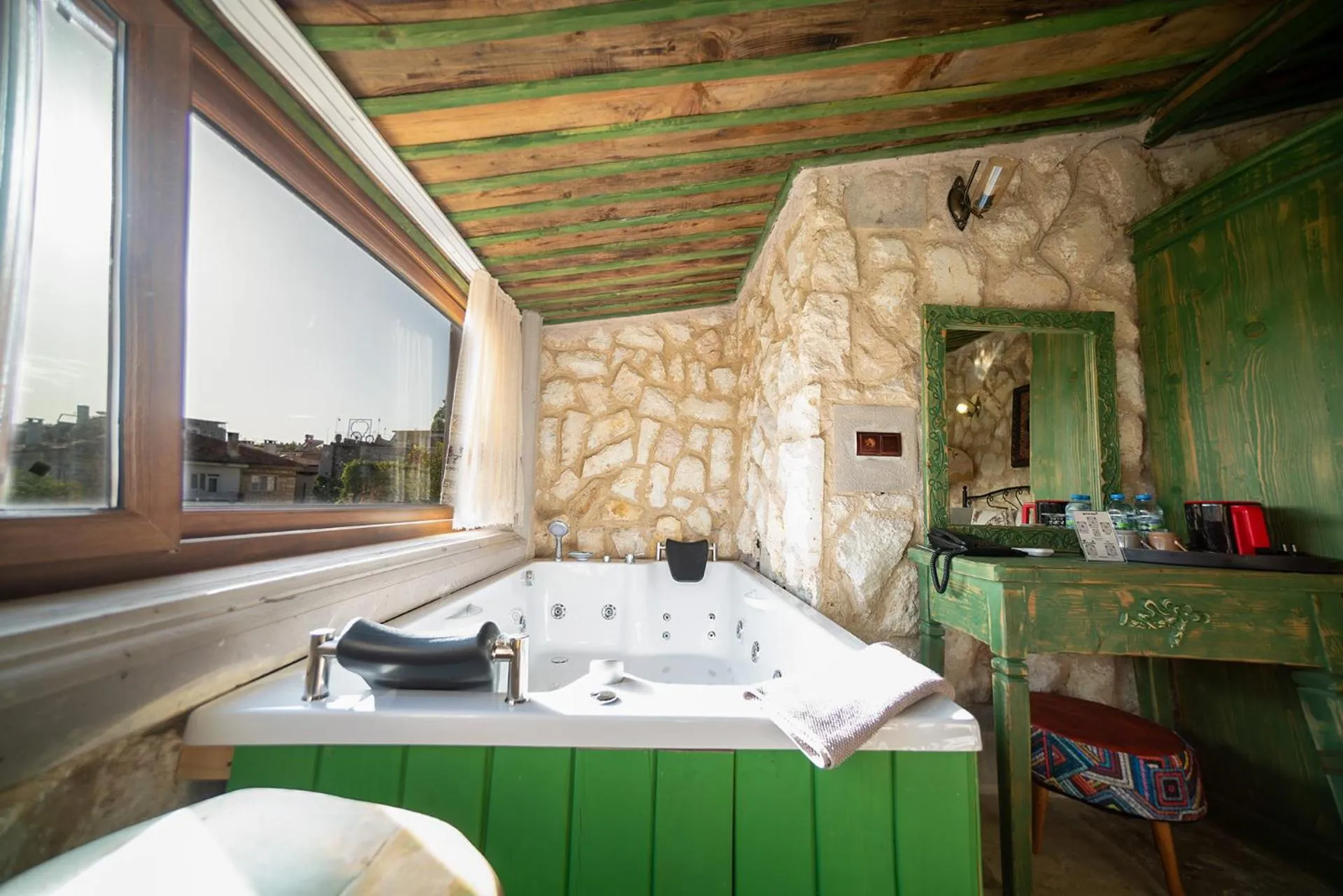 Hot Tub in Aysel Inn House