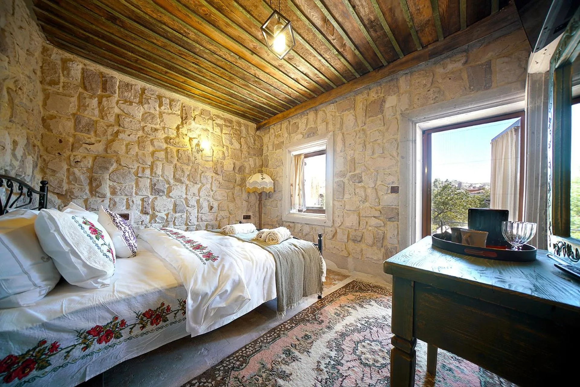 Restaurant/places to eat in Aysel Inn House