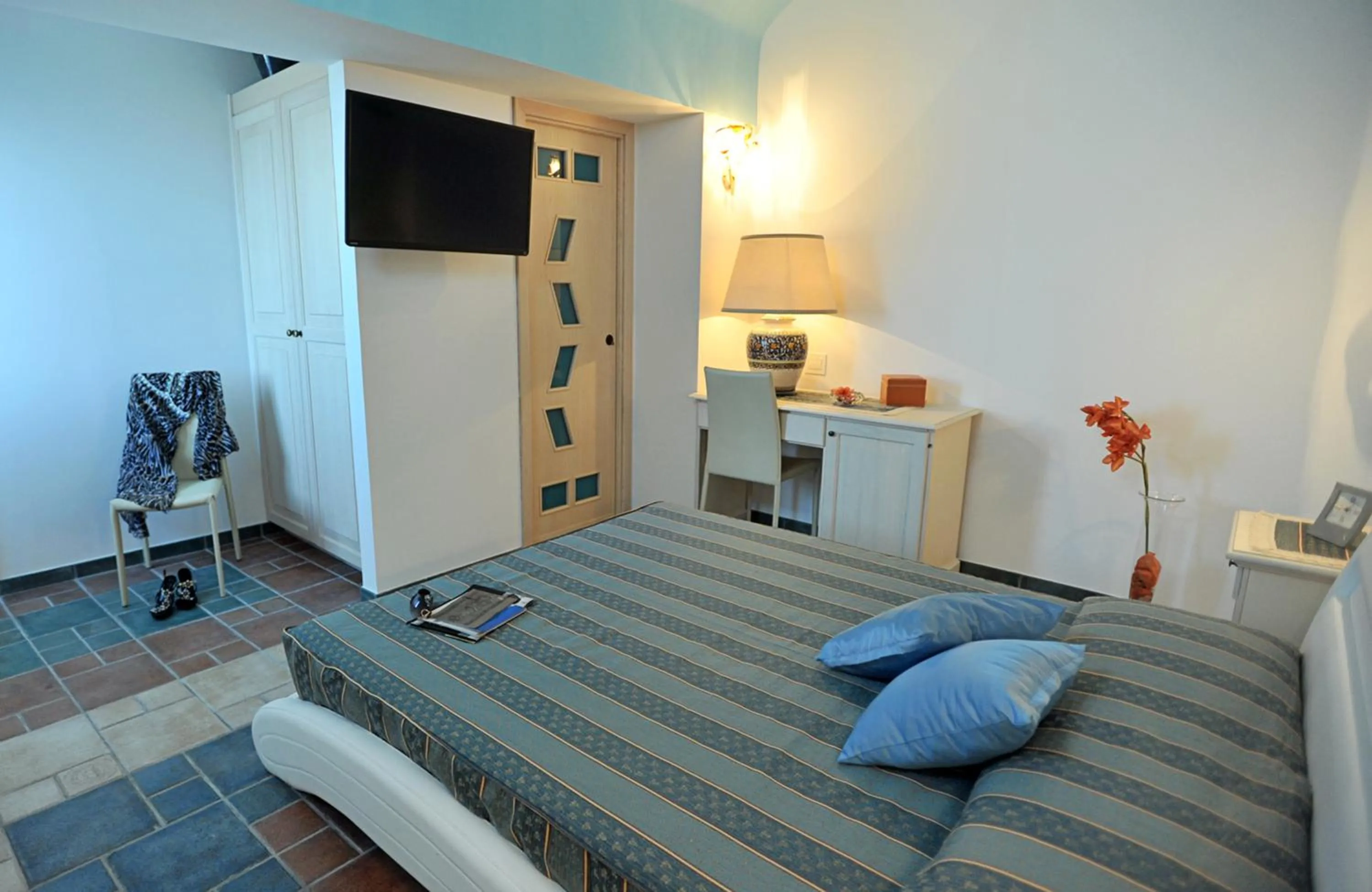 Photo of the whole room, Bed in World Center