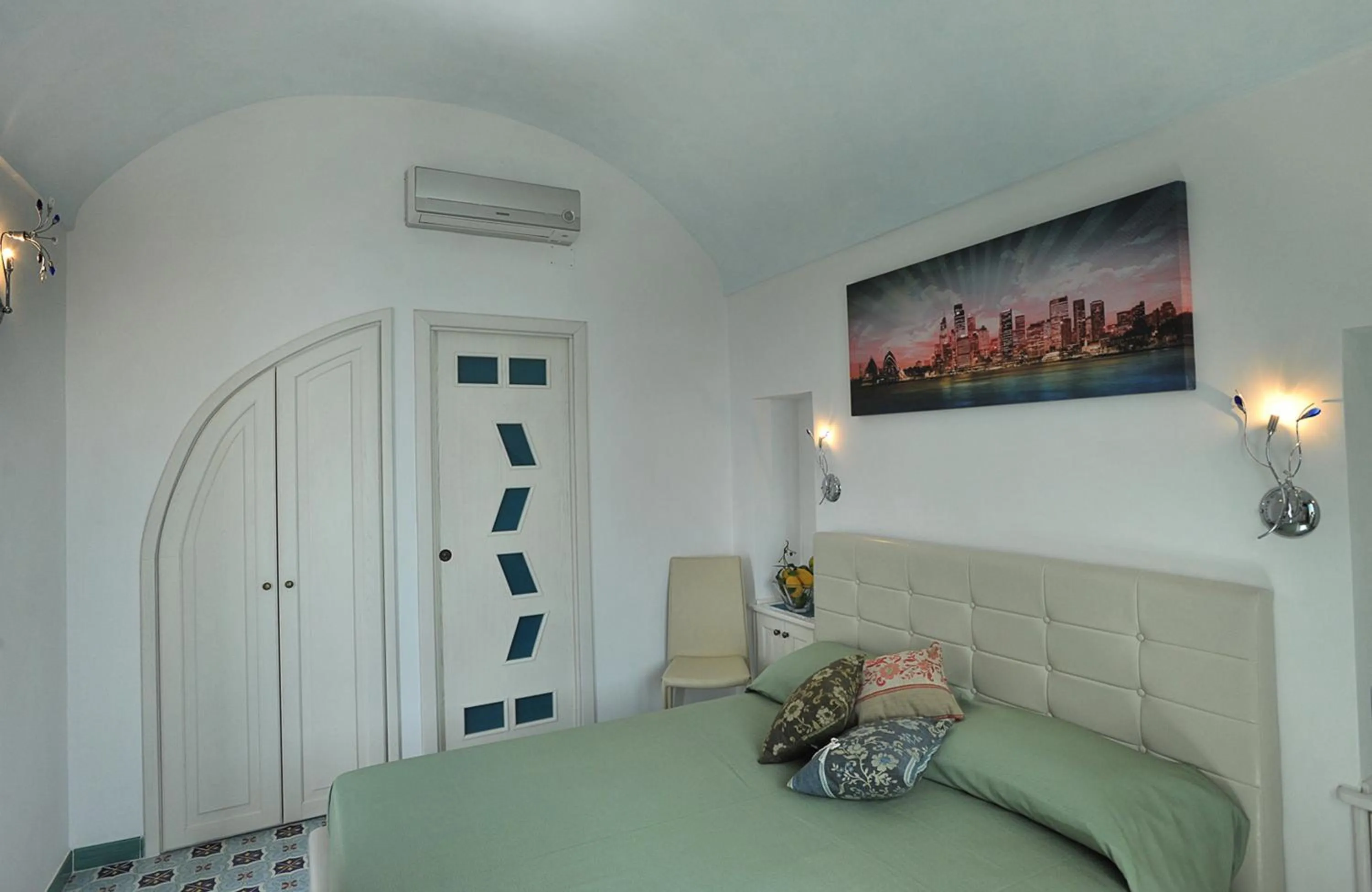 Photo of the whole room, Bed in World Center