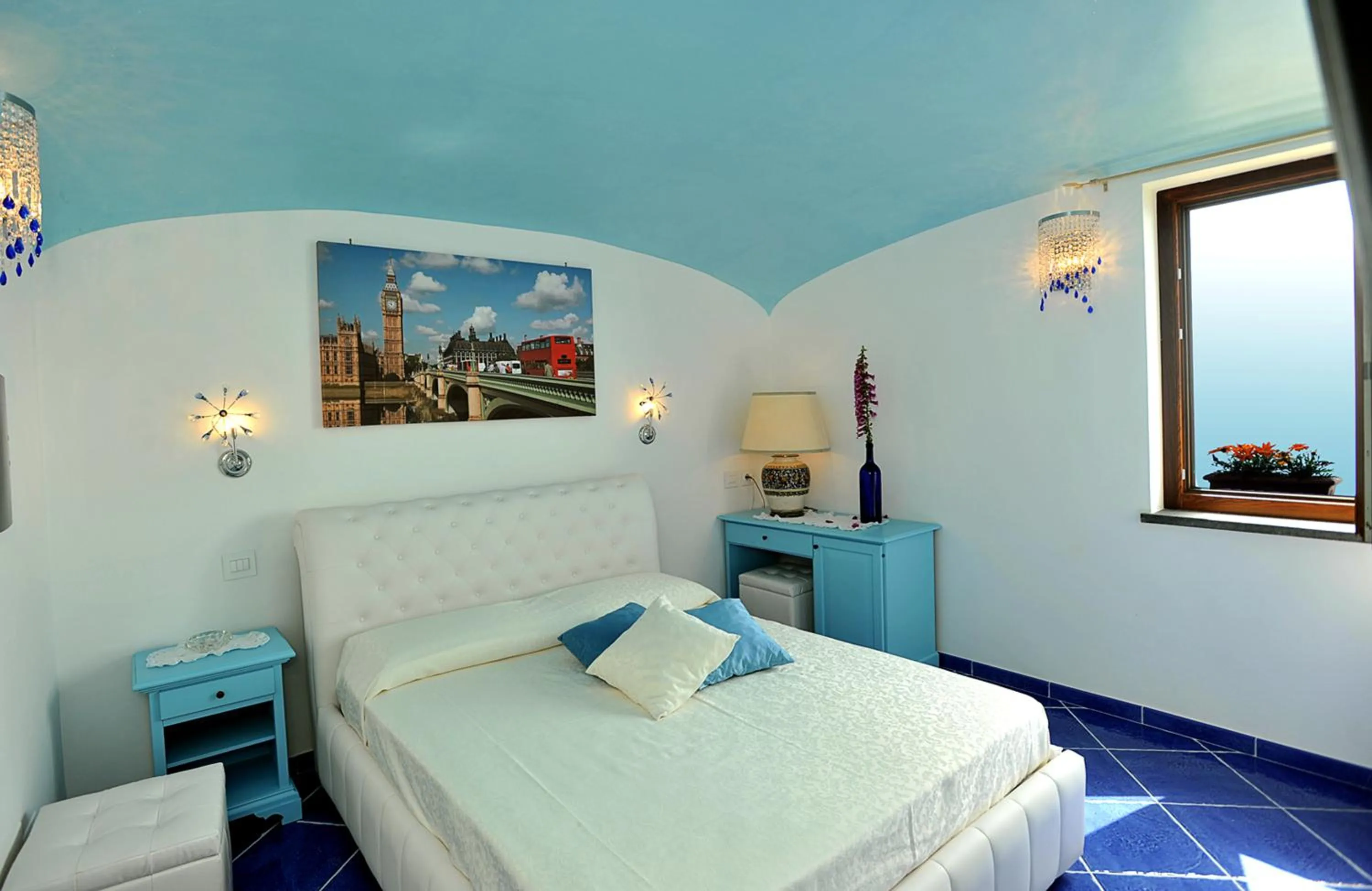 Photo of the whole room, Bed in World Center