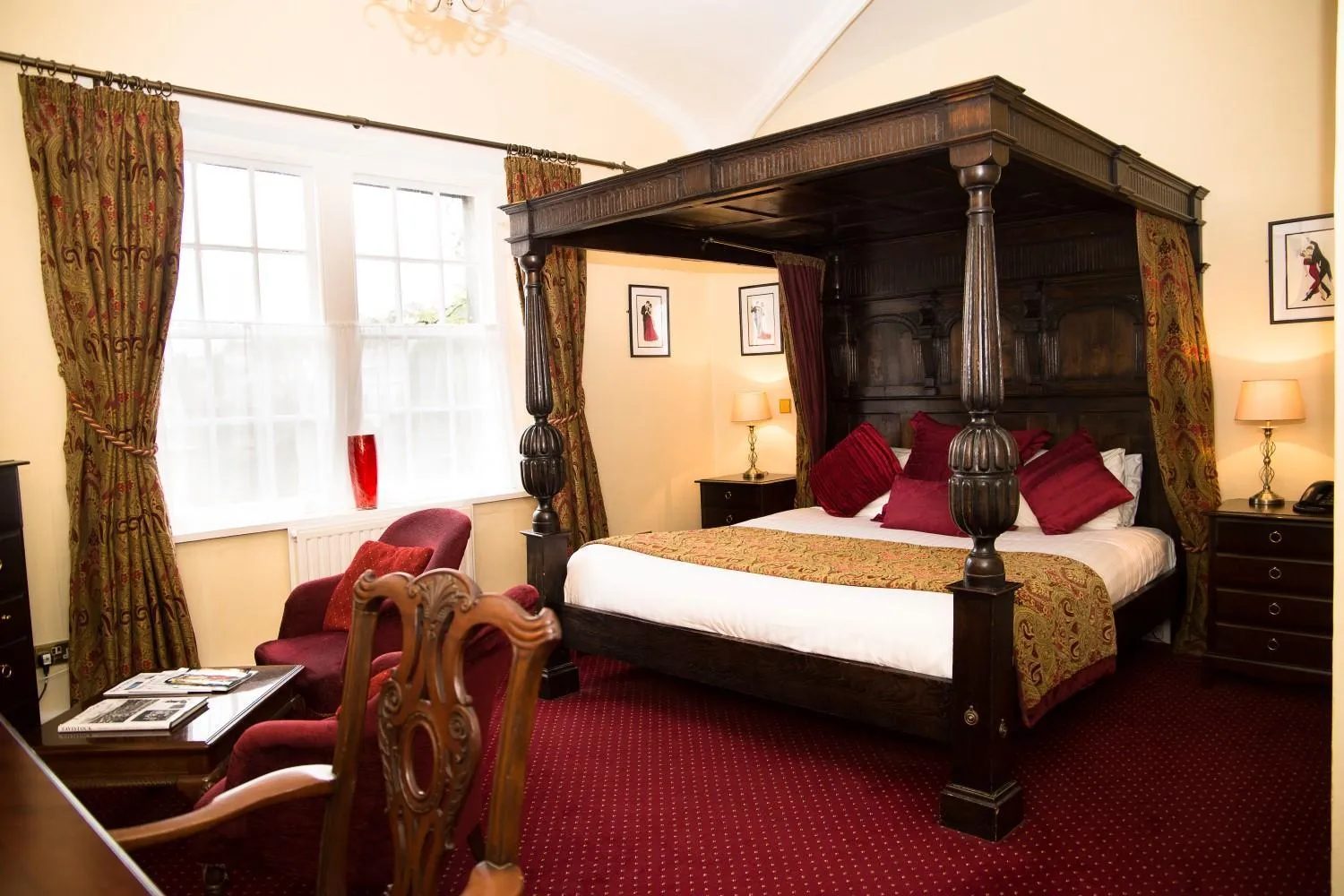 Photo of the whole room, Bed in Bedford Hotel