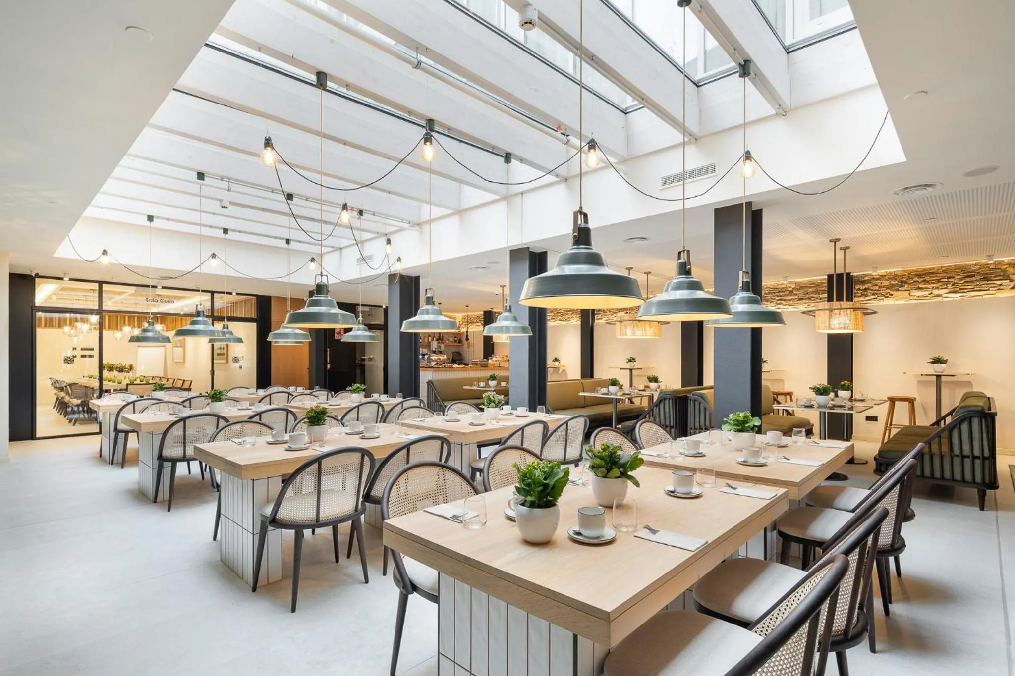 Restaurant/places to eat in Sercotel EsteOeste