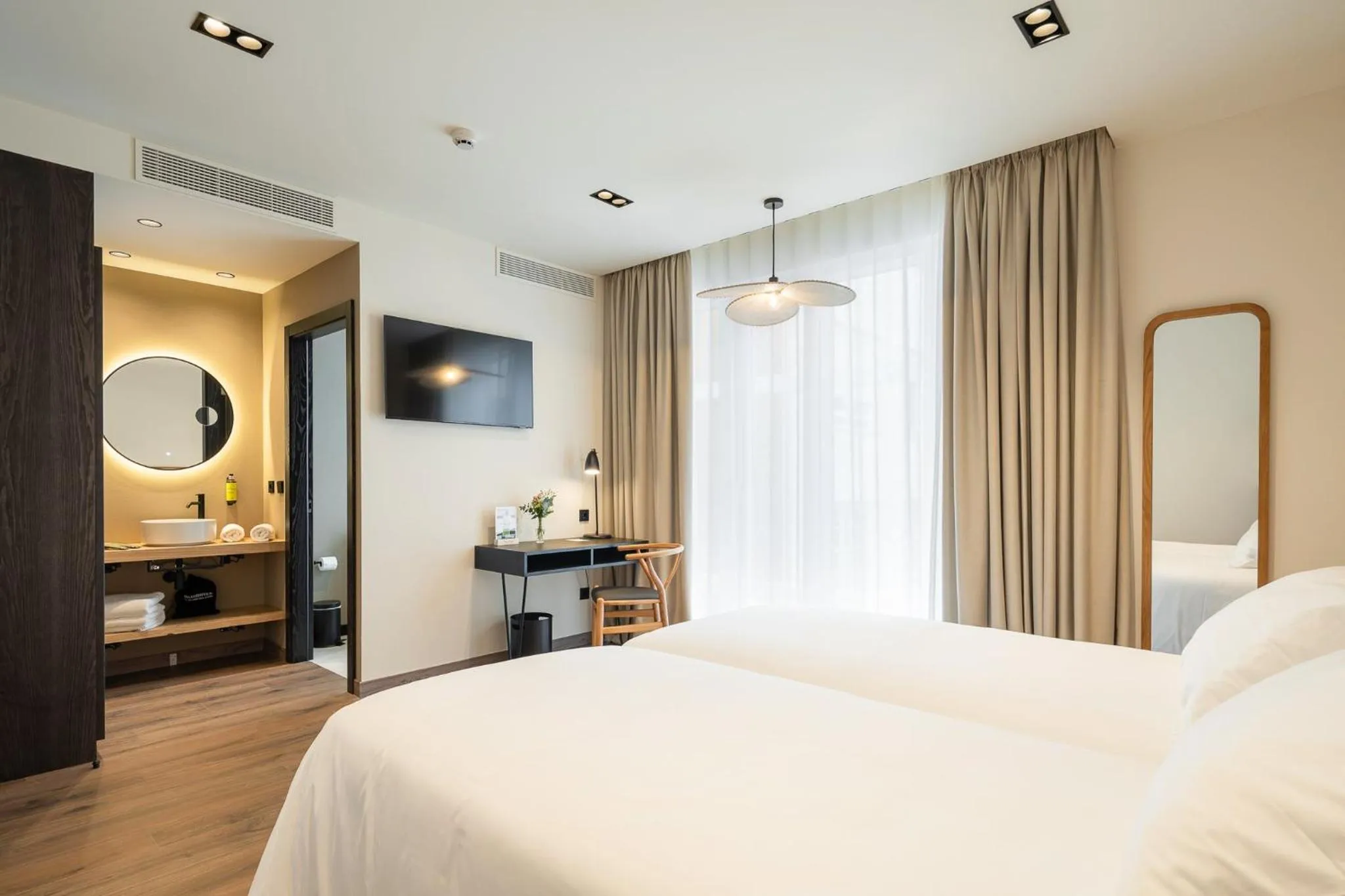 Photo of the whole room, Bed in Sercotel EsteOeste