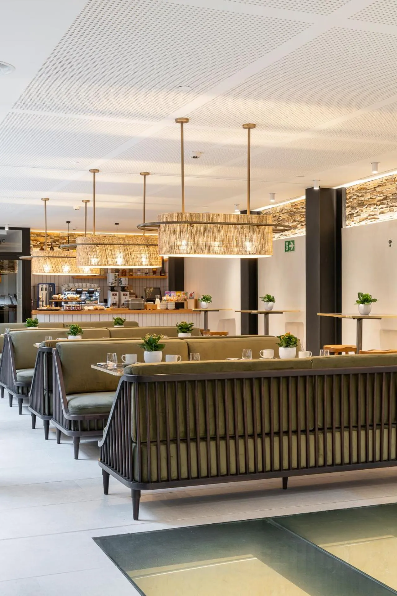 Restaurant/places to eat in Sercotel EsteOeste