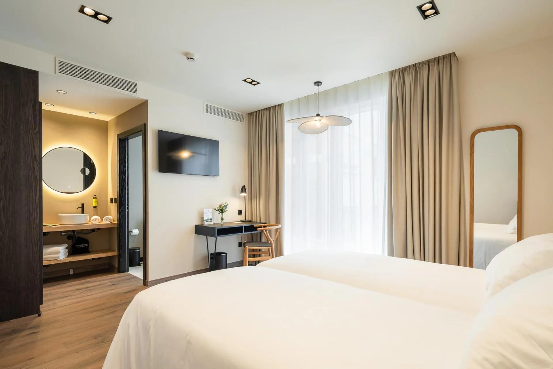 Photo of the whole room, Bed in Sercotel EsteOeste