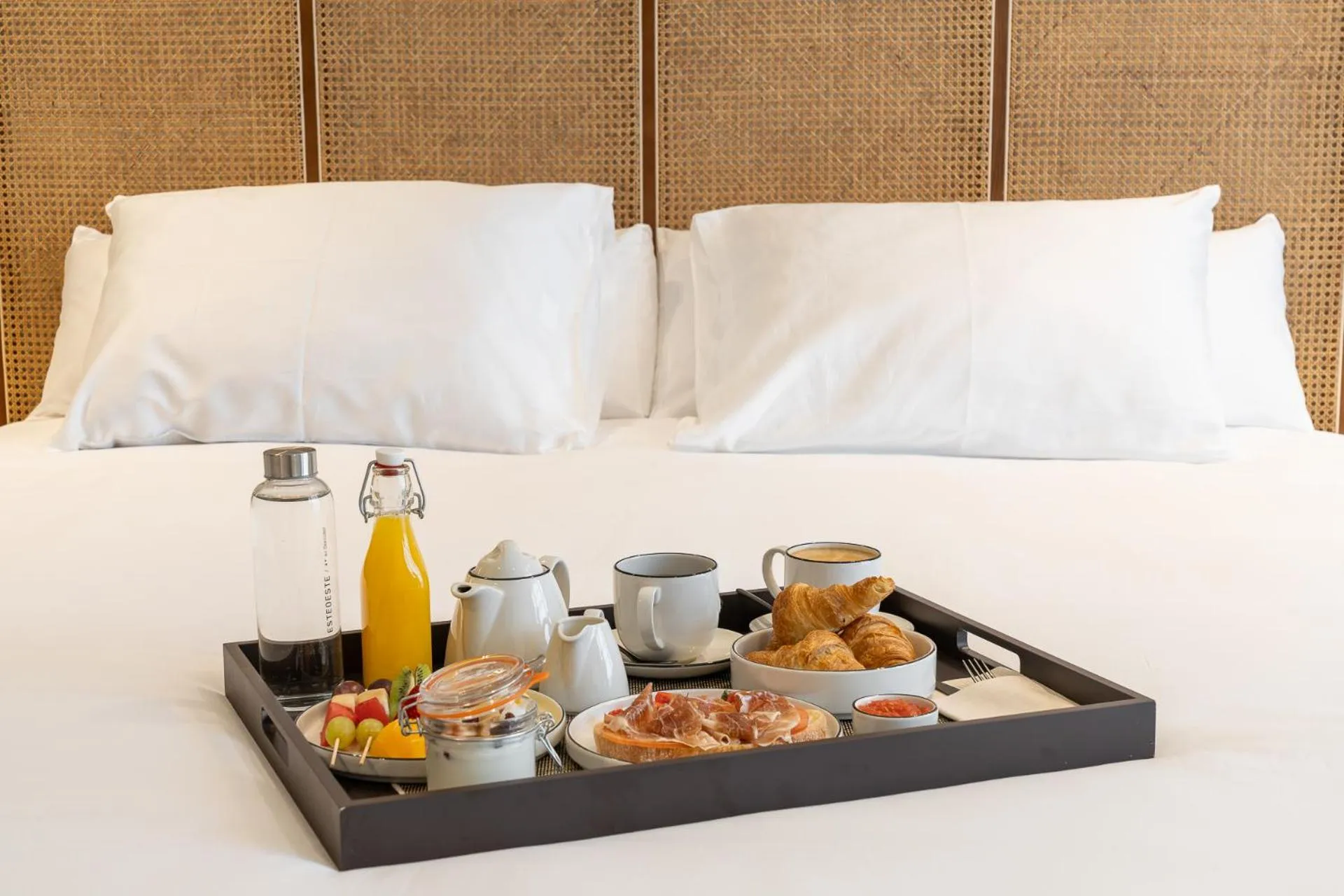 Buffet breakfast, Bed in Sercotel EsteOeste