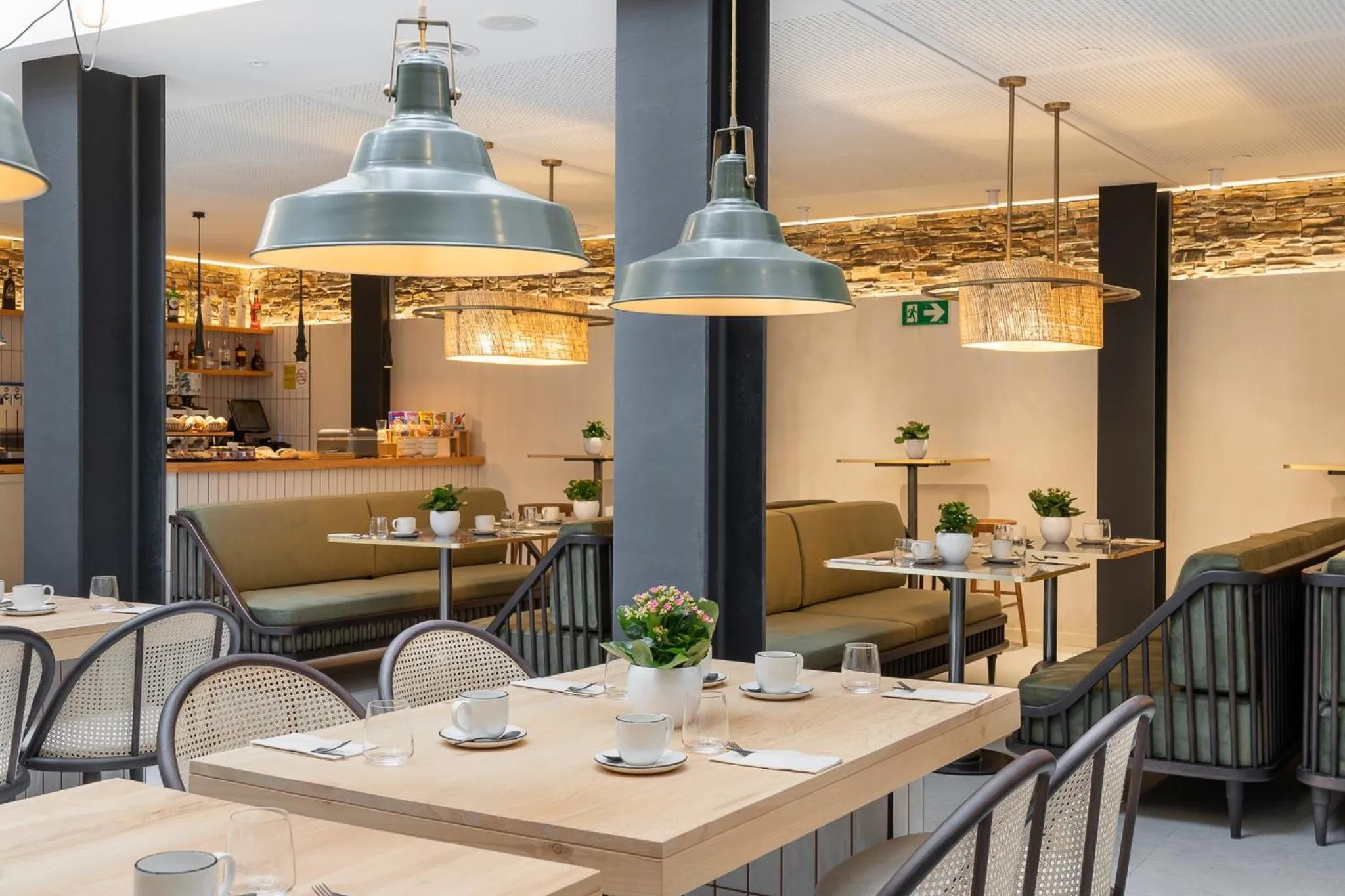 Restaurant/places to eat in Sercotel EsteOeste