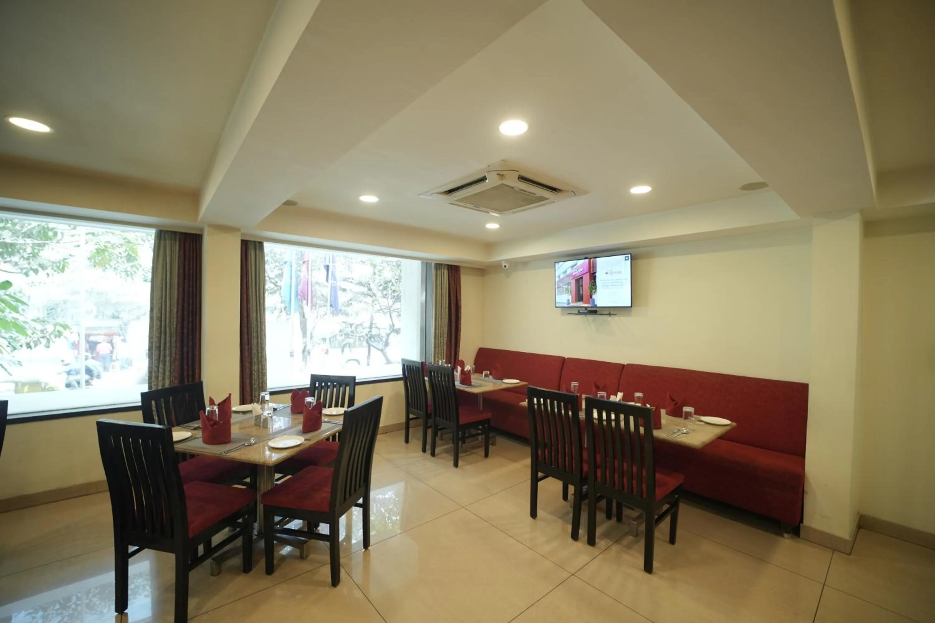 Restaurant/places to eat in Hotel Nagarjuna Suites