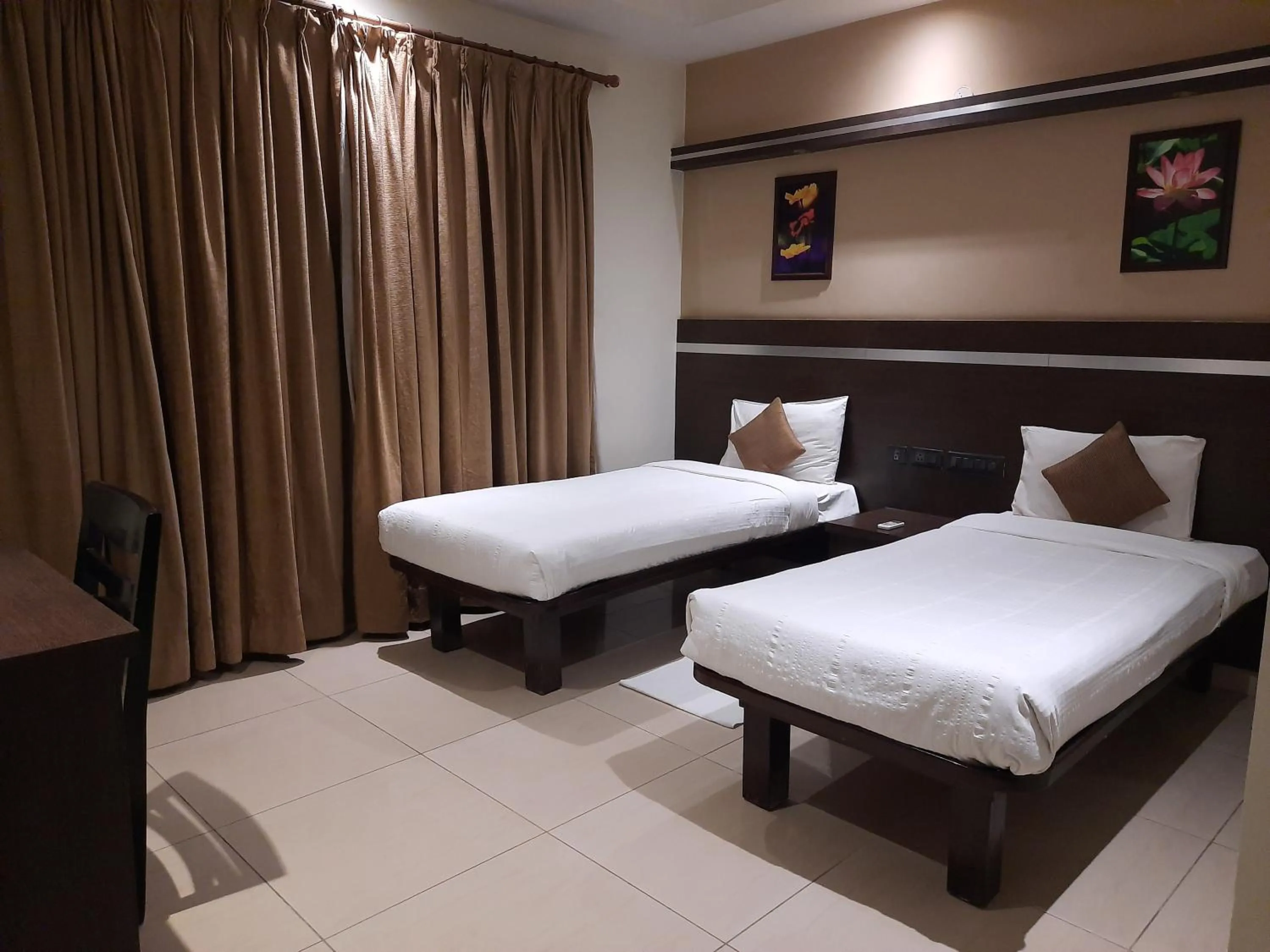 Bed in Hotel Nagarjuna Suites