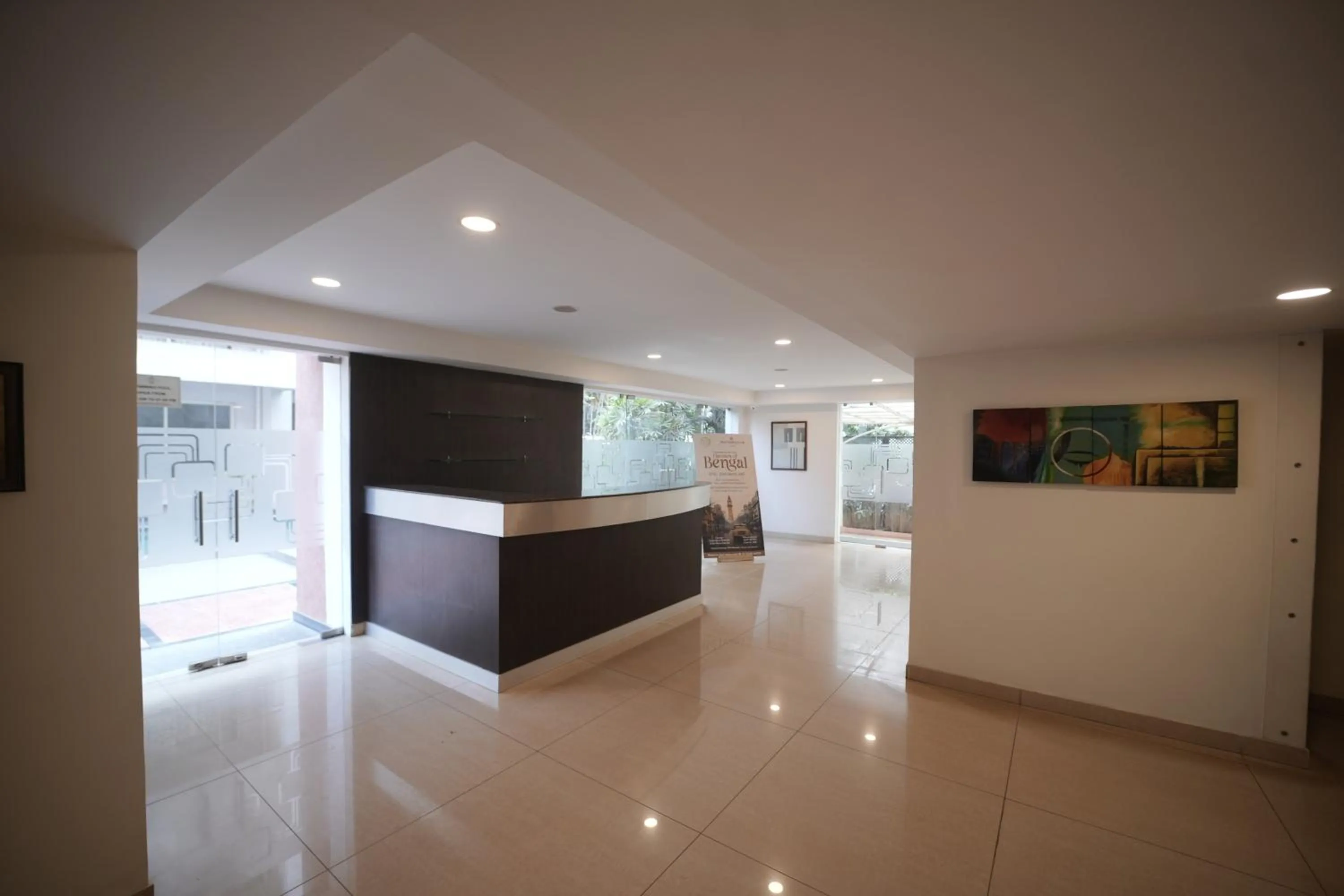 Communal lounge/ TV room in Hotel Nagarjuna Suites