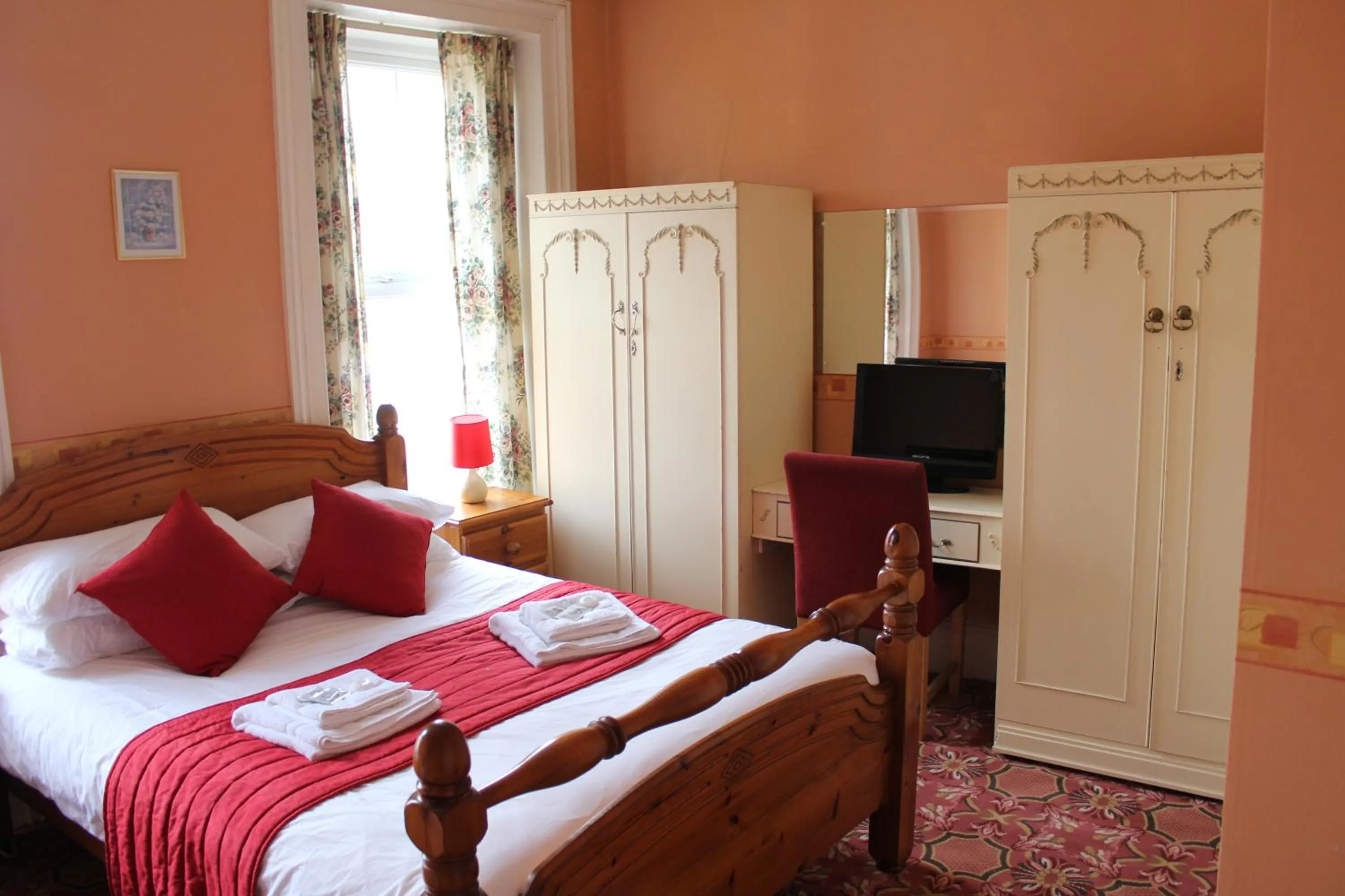 Photo of the whole room, Bed in Middlegate Hotel