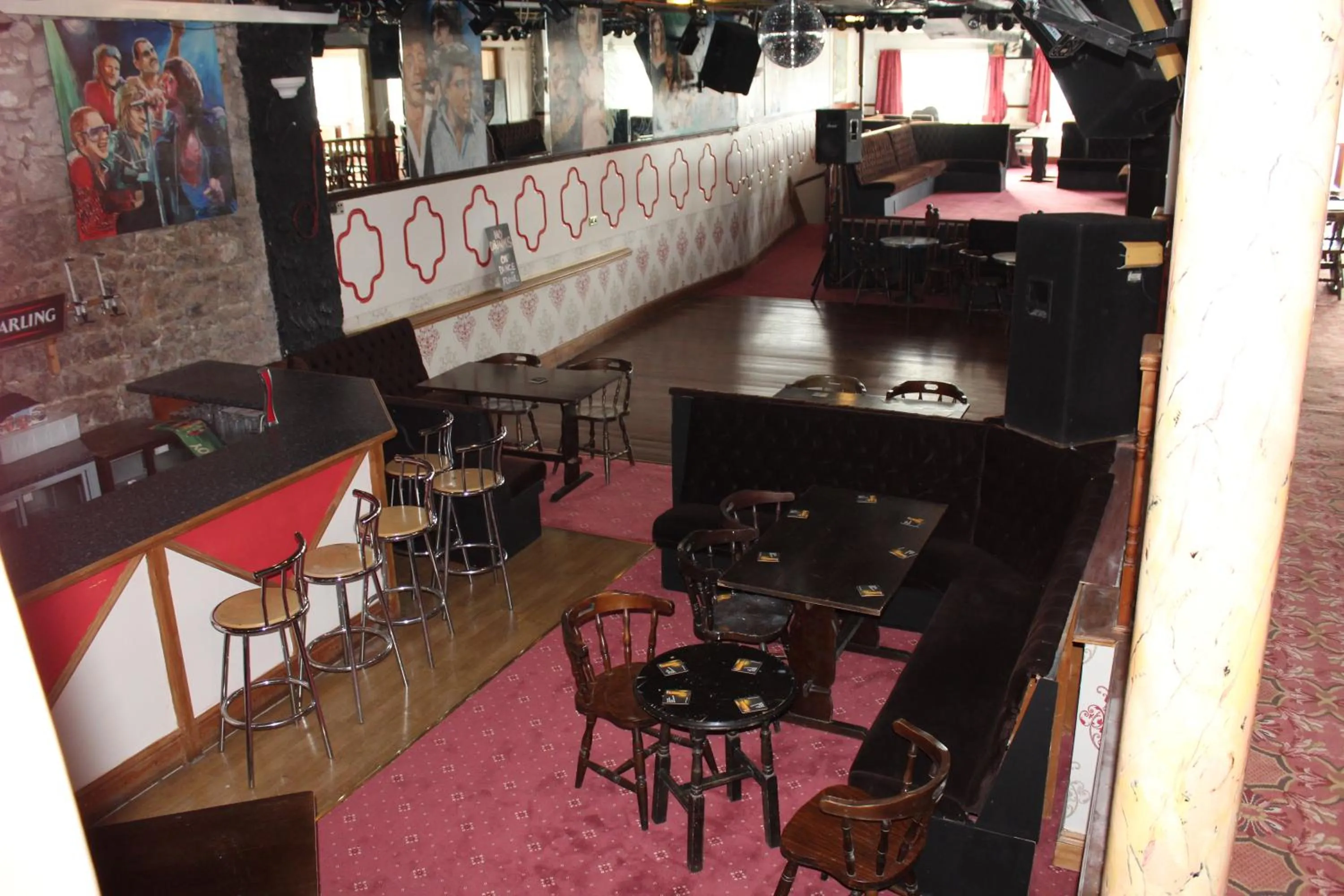 Nightclub / DJ in Middlegate Hotel
