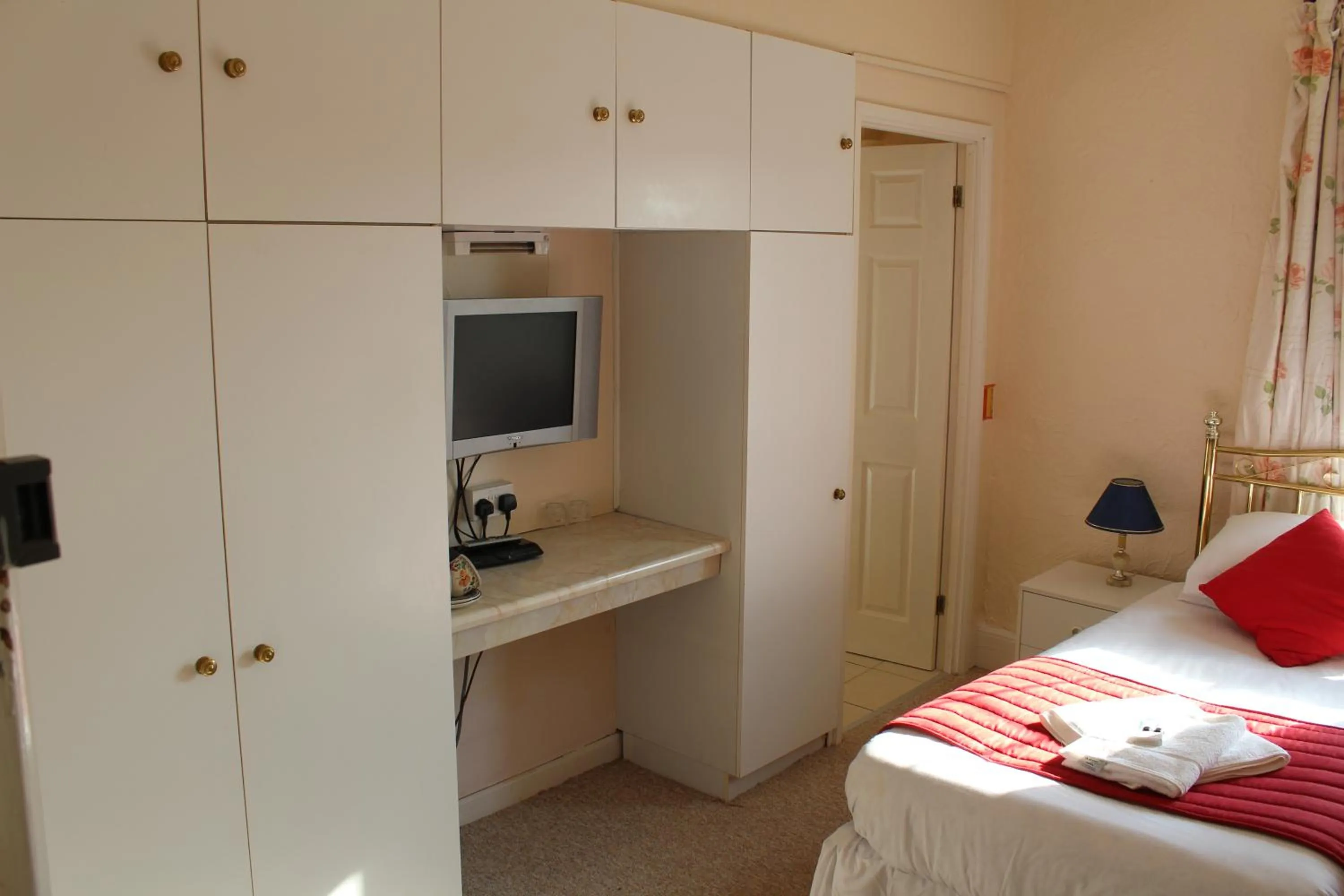 Photo of the whole room, Bed in Middlegate Hotel