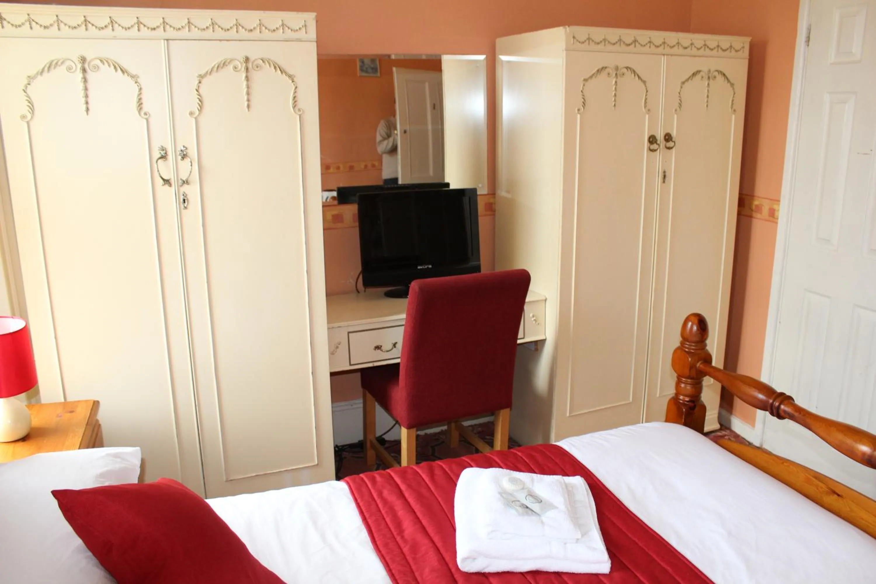 Bedroom, Bed in Middlegate Hotel