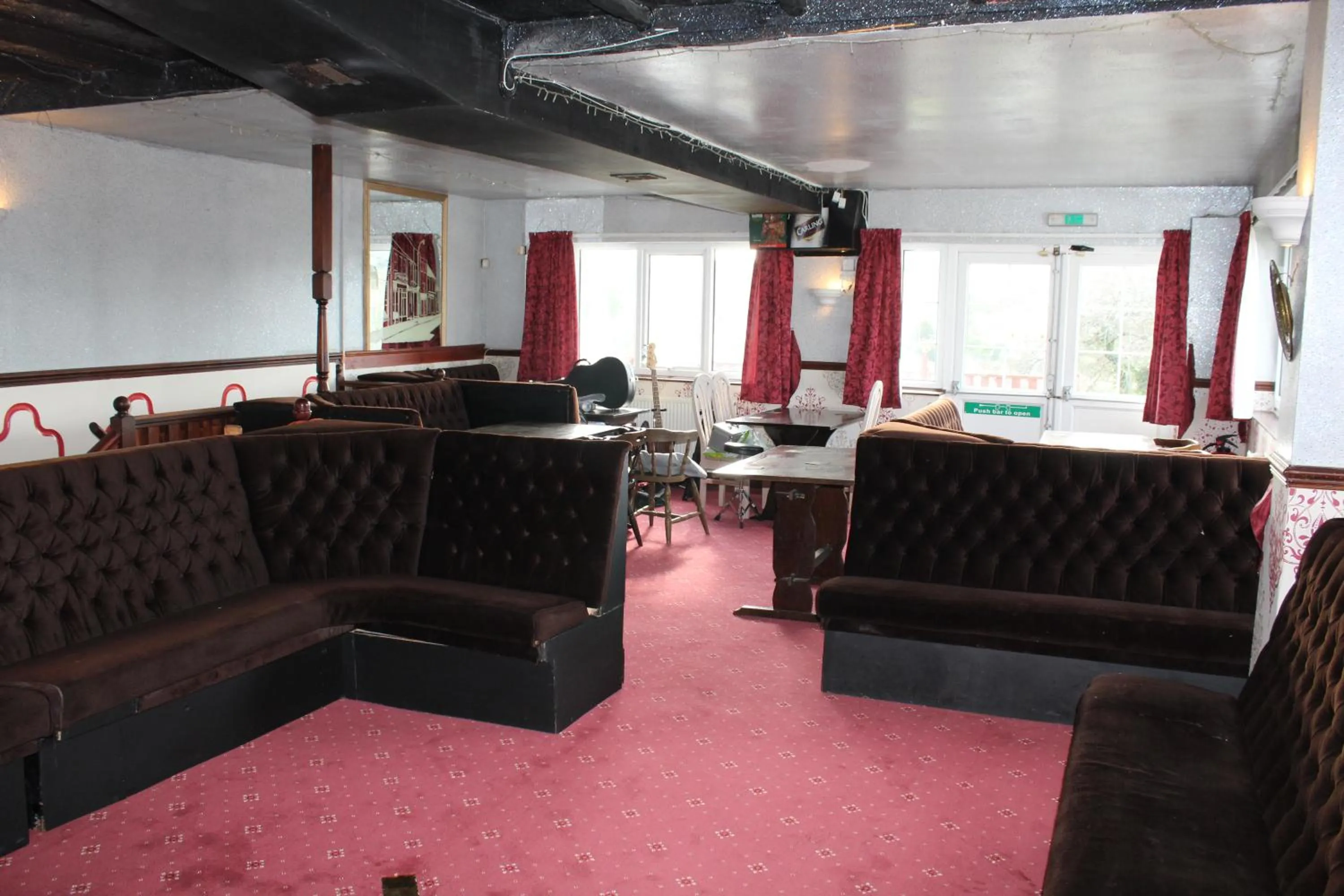 Nightclub / DJ in Middlegate Hotel