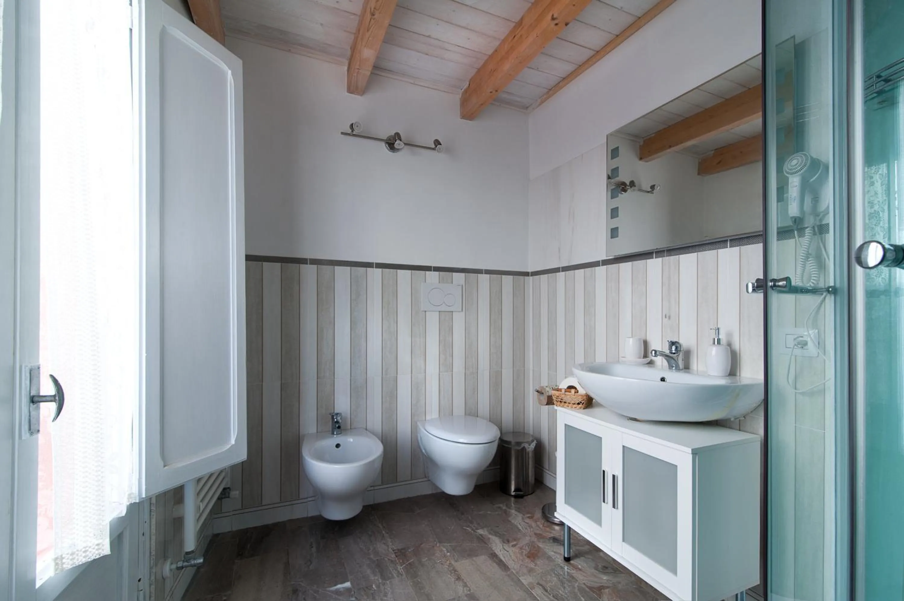 Shower in Palazzo Osanna