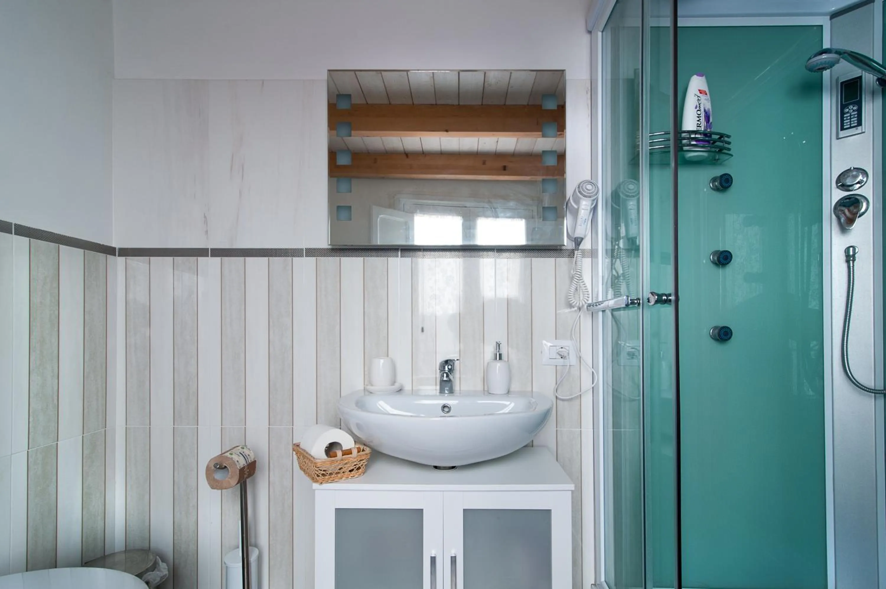 Shower in Palazzo Osanna