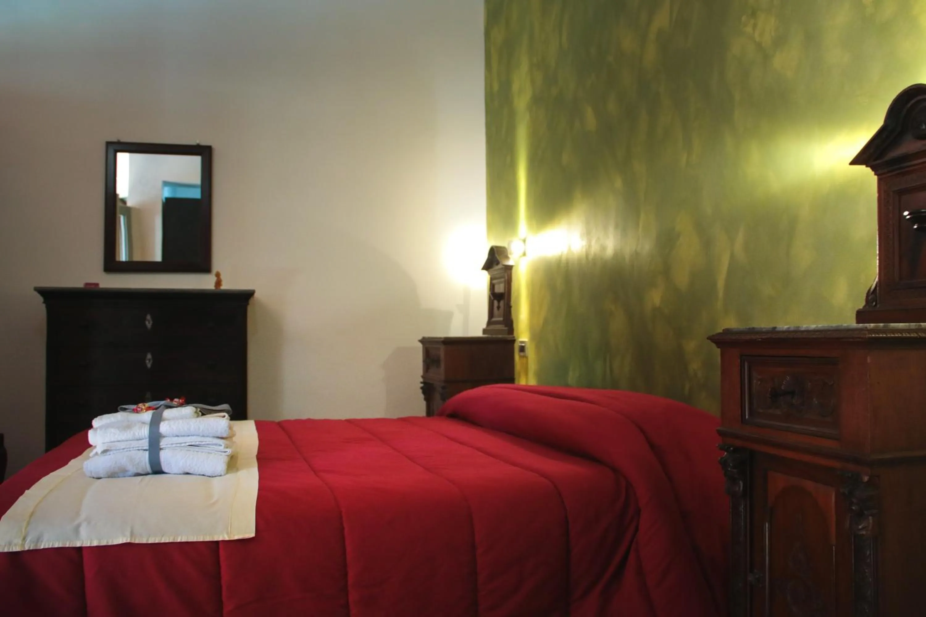 Decorative detail, Bed in Camagna Country House