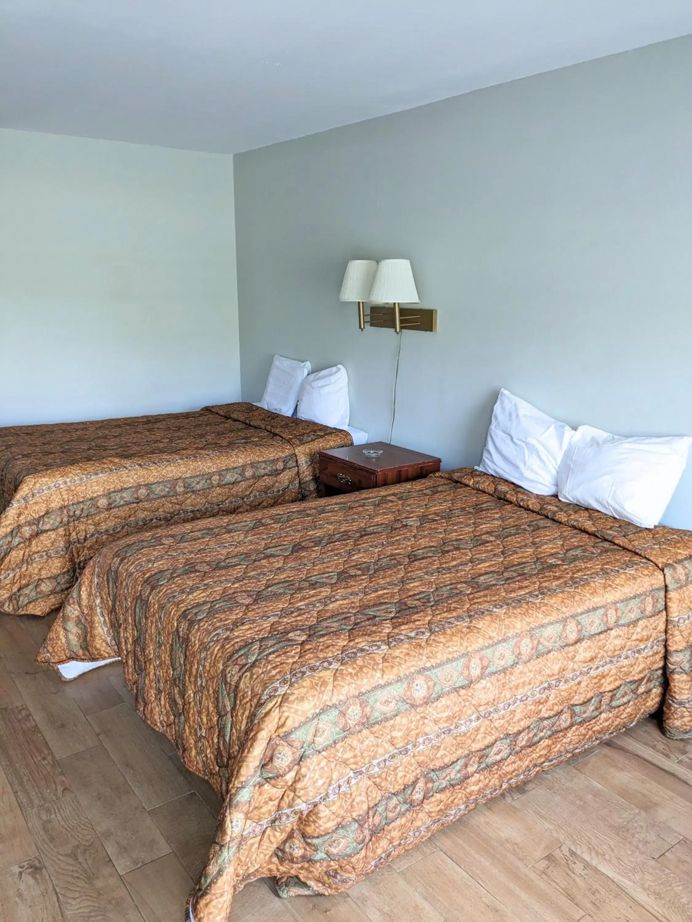 Standard Queen Room in Gateway Inn Standard Queen Room in Gateway Inn