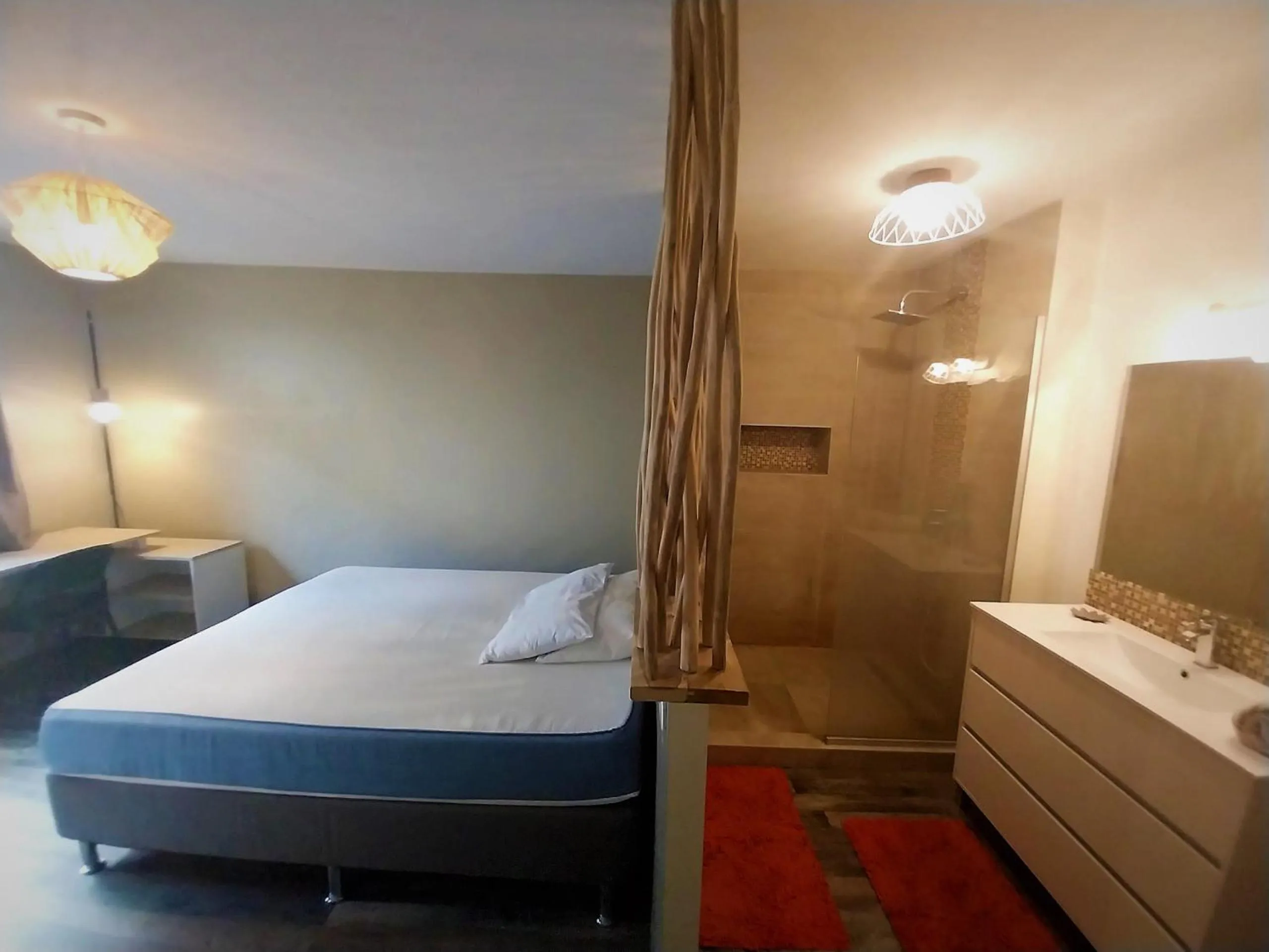 Bathroom, Bed in TAHITI - Urban Maohi Cottage